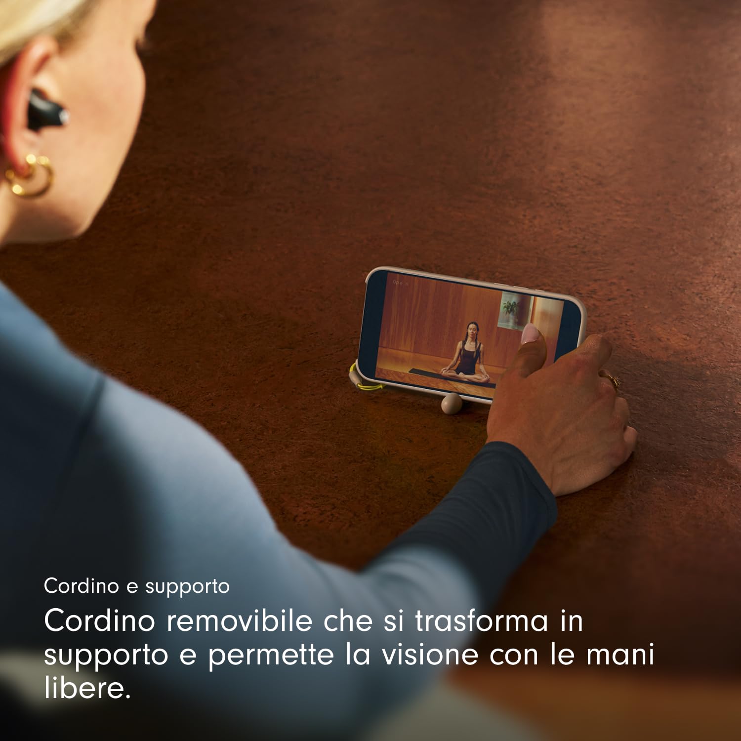 Beats Custodia Cavalletto per iPhone 17 con MagSafe e Controllo fotocamera, cordino che funge da supporto integrato, finitura opaca, fodera in microfibra – Rosa ciottolo