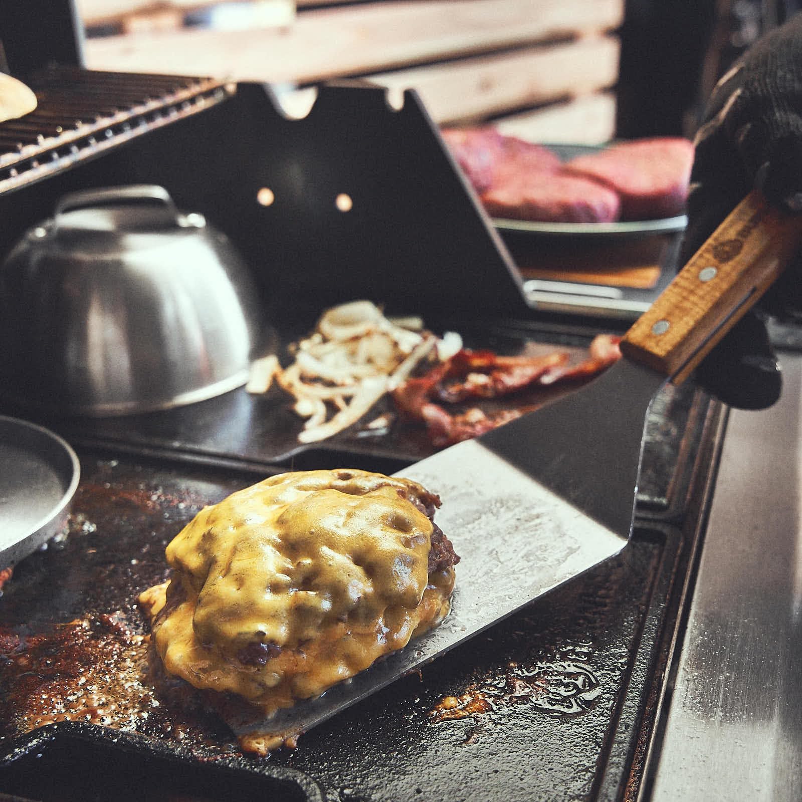 BURNHARD Kit pour Burgers 6 pièces, Moule à Steak antiadhésif, Presse à Burger, Cloches INOX