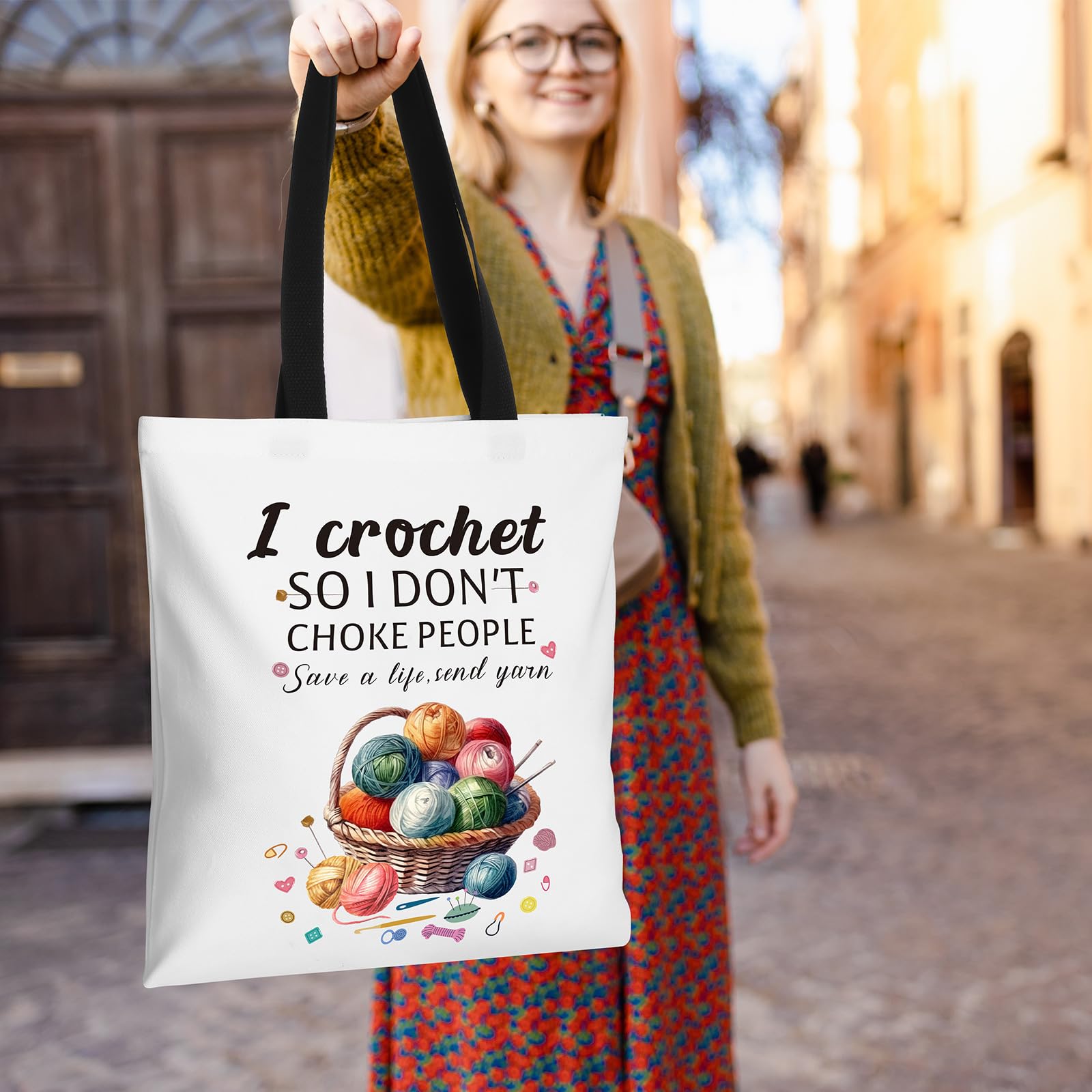 Geiserailie Lot de 4 cadeaux au crochet pour femme - Sac fourre-tout au crochet - Tasse à café - Chaussettes fantaisie et carte de vœux pour les amateurs de tricot - Cadeau de Noël, d'anniversaire, de