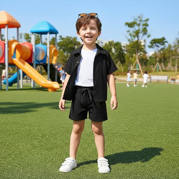 Completo estivo da bambino in 2 pezzi, con bottoni, maglietta a maniche corte, colletto e pantaloncini elastici in vita - 3