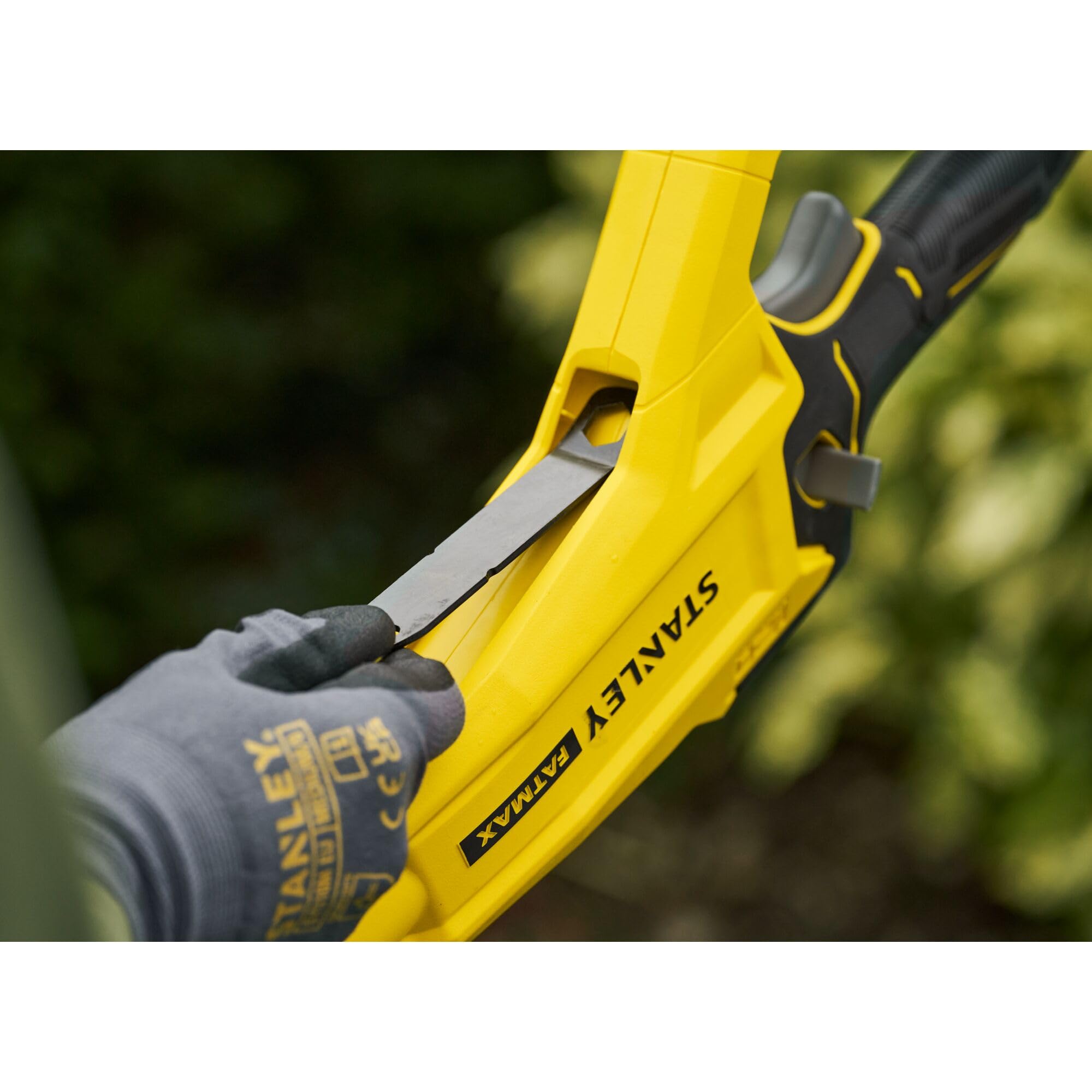 Sierra de pértiga brushless 18V STANLEY FATMAX V20 20cm con batería de 4Ah y cargador, SFMCPS720M1-QW