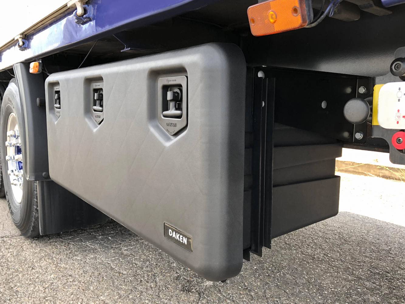 DAKEN Caja de Herramientas ARKA 1062 | Plástico reforzado con tres cerraduras. Perfecto para herramientas pesadas, cables de remolque y equipos en camiones.
