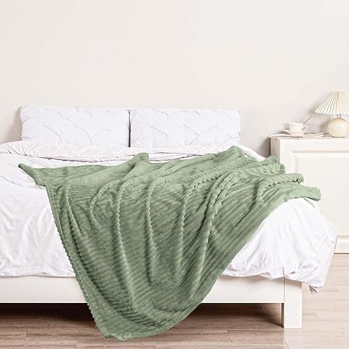 Miniatura 4 de Manta de franela verde salvia (50 x 70 pulgadas) con bolsa de almacenamiento, 300 GSM súper suave con patrón de rayas de forro polar para adultos y