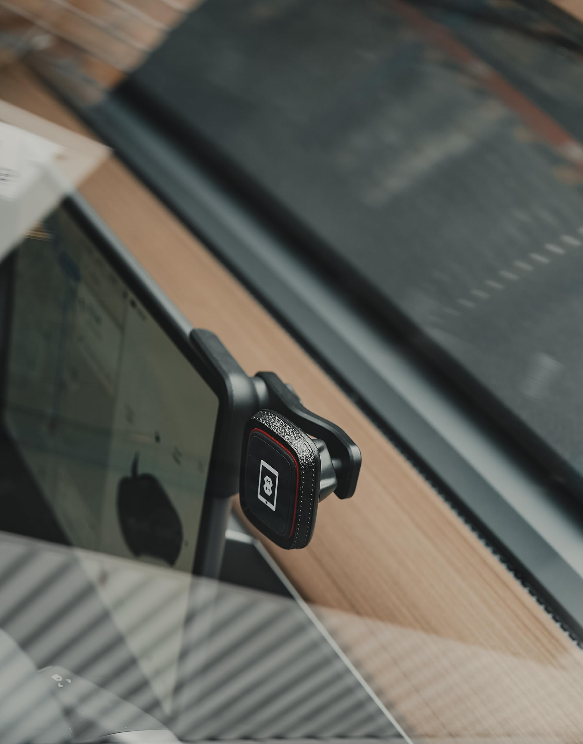 Uchwyt do telefonu Tesla MagSafe uchwyt samochodowy kompatybilny z modelami 3 / Y/S (2021) / X (2021) kompatybilny ze wszystkimi telefonami iPhone 16, 15, 14, 13 i iPhone 12