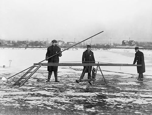 Ngeorge Hanlon Capataz de Parques en el Departamento de Parques Queens Nueva York y otros dos hombres con un aparato diseñado para rescatar a