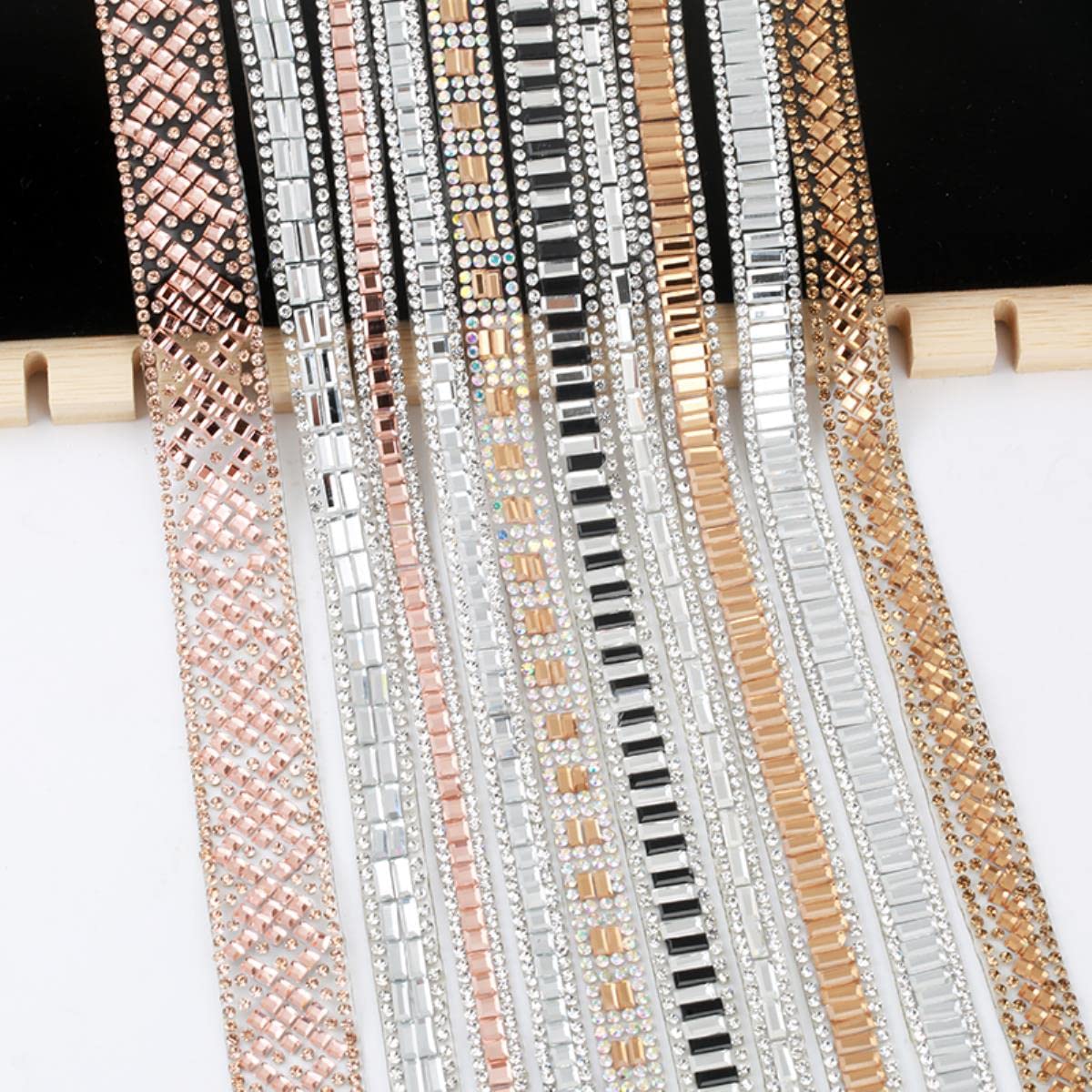 ACiyD Stili Misti Nastro di Strass Hotfix Rifinitura di Nastro di Strass di Vetro Glitterato Nastro di rifinitura Ferro su Indumenti Decorazione Scarpe-1.2cm-,5yards (0.7cm Crystal)
