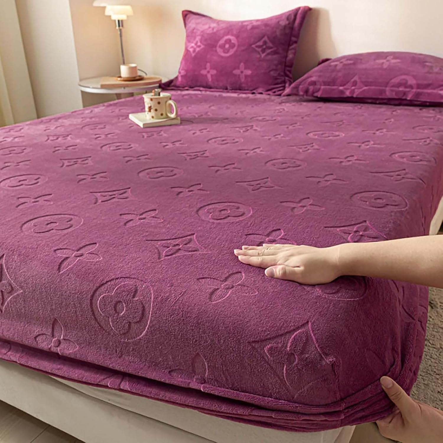 Velvet Fitted Sheet, Milk Velvet Luxury Super Soft Cozy Comfy Flannel Bottom Sheet All-Season Milk Plush Pockets Mattress Protector Cover for a Cozy and Elegant Sleep Experience