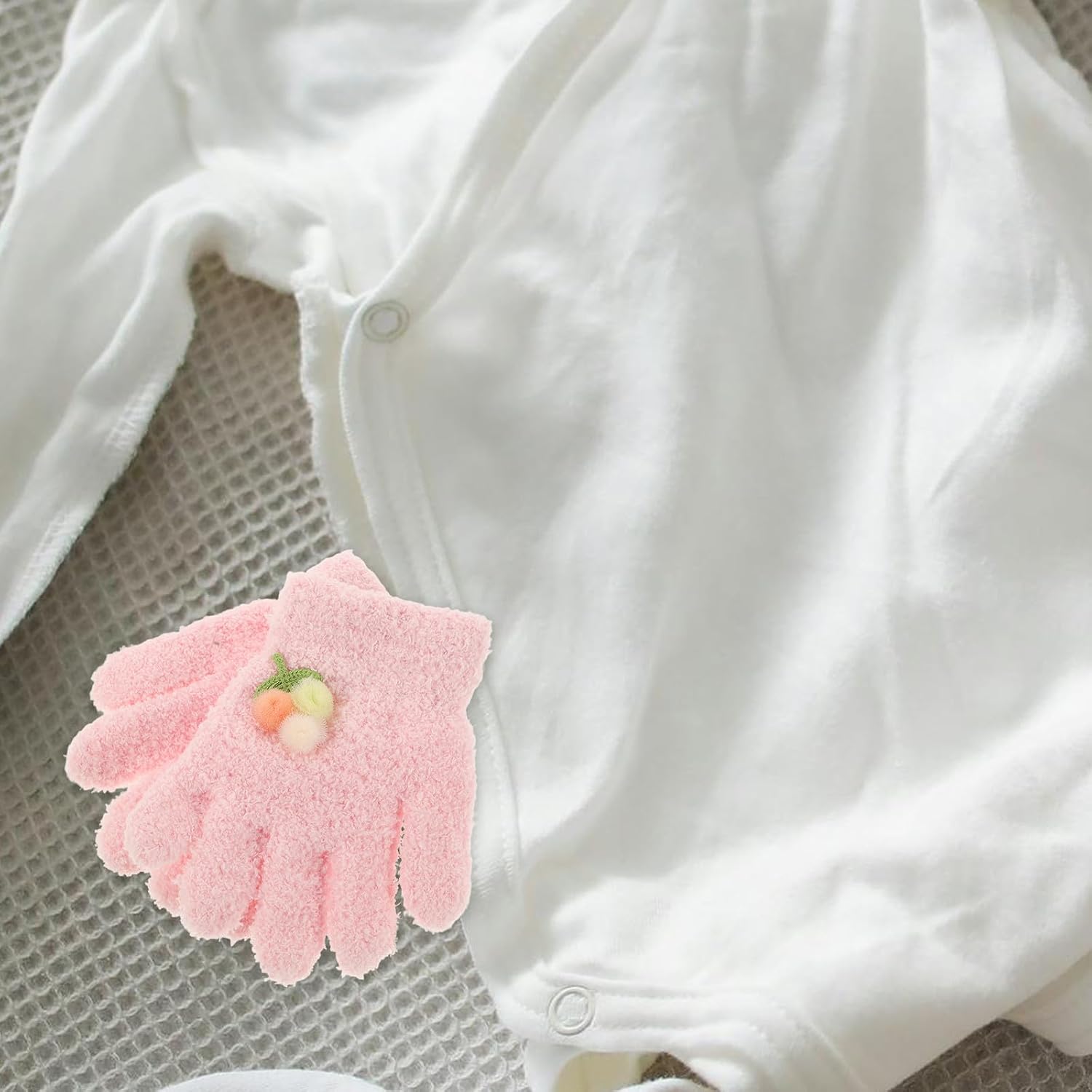 Winter Protective Gloves for Fullfinger Design Polyester Material with Exceptional Warmth and Adorable Cartoon Style, for Outdoor Activities and Can be Stored in Backpack