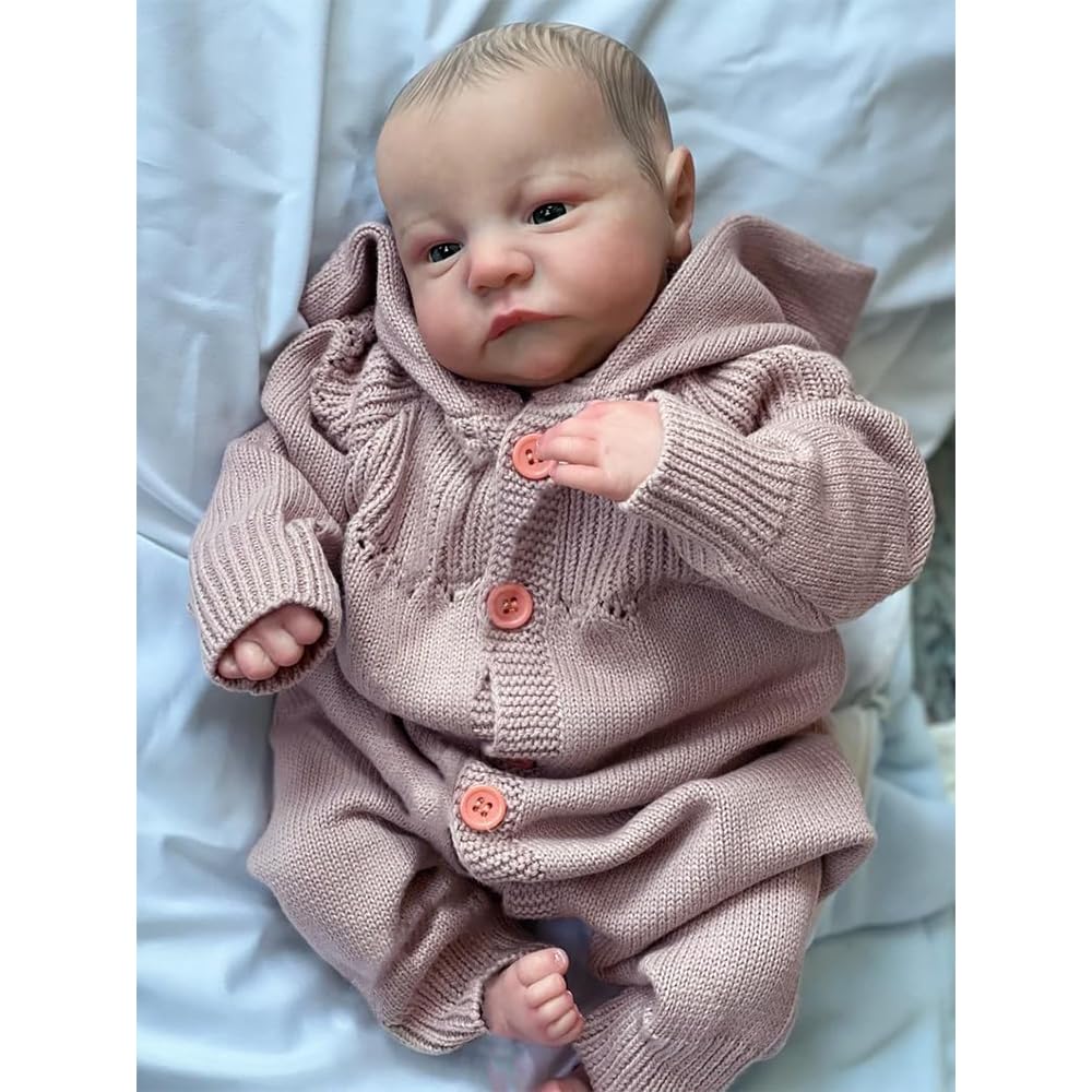 Reborn Babypuppe 45 cm, Vinyl-Material, 18 Zoll Lebensecht Baby Puppen Hellbraun Gestricktes Outfit, Sammlerpuppe für Erwachsene Handgefertigt Babypuppe mit Zubehör für Kinder ab 3 Jahren