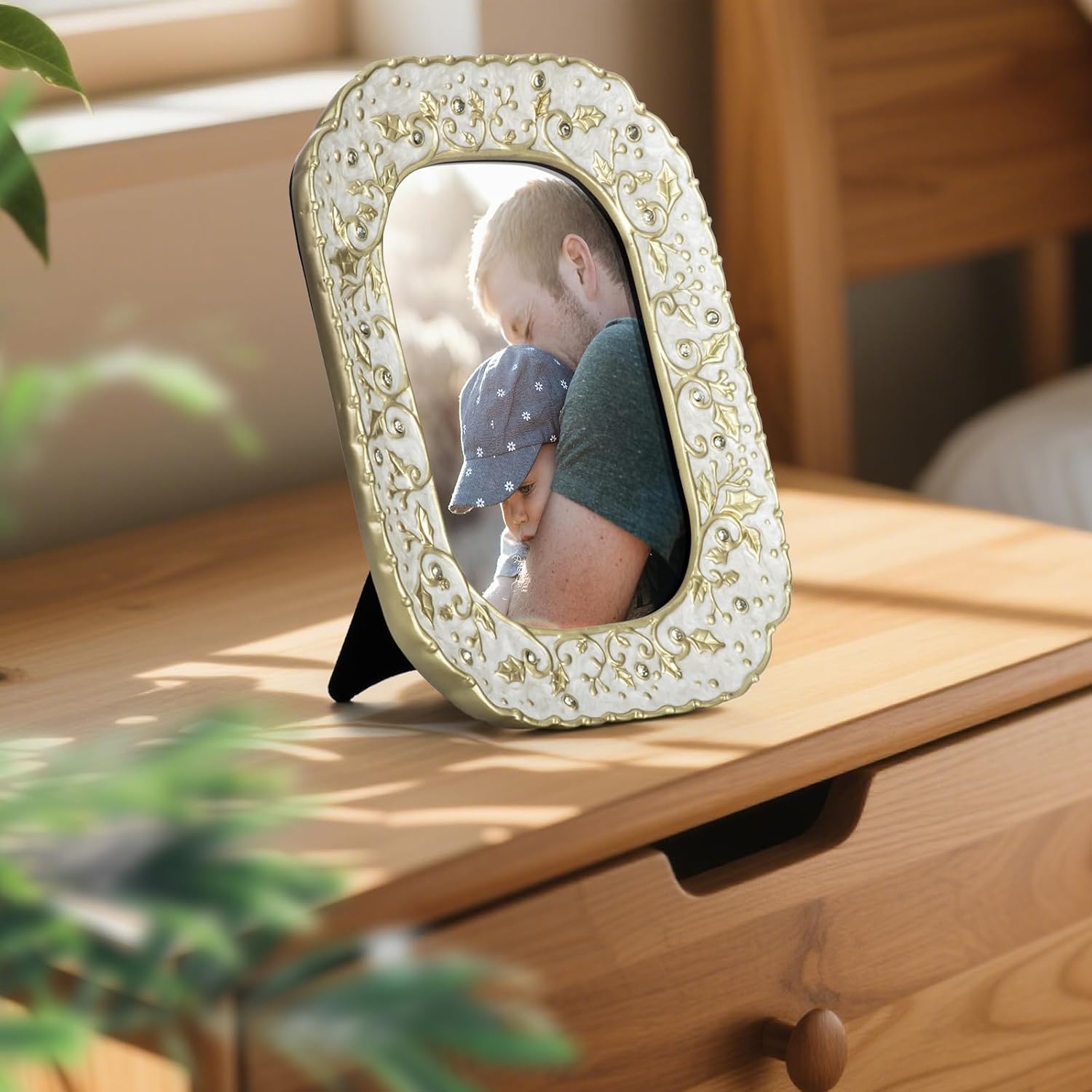 Christmas 5 x 7 Picture Frame Holiday Design Winter Style Resin Photo Frame with High Definition Glass Antique Display Holder for Tabletop Wall Hanging (White)