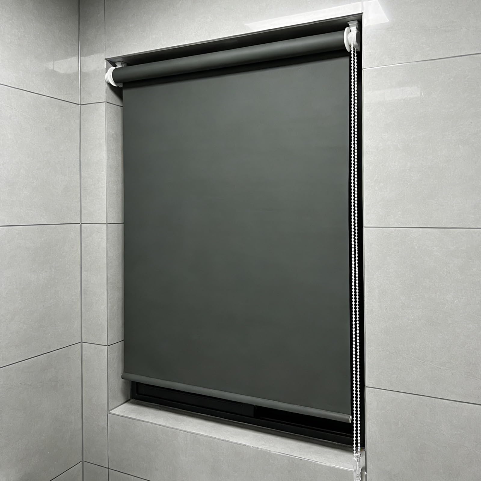 Store enrouleur occultant 106 x 185 cm pour tamiser votre salon devant la télé