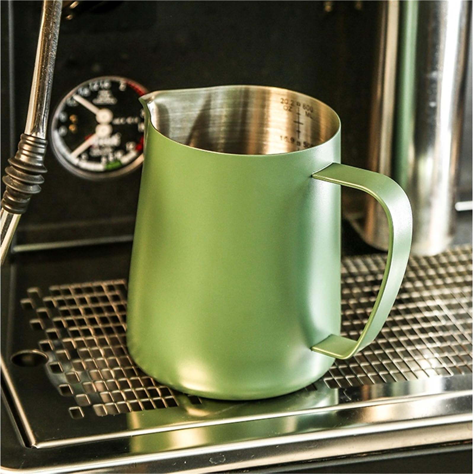 Jarra para Espumar Leche Catación de café Profesional con Boquilla a Escala, Taza de Leche de Acero Inoxidable, Taza for Espuma de Leche, artículos de café(Beige 600ml)