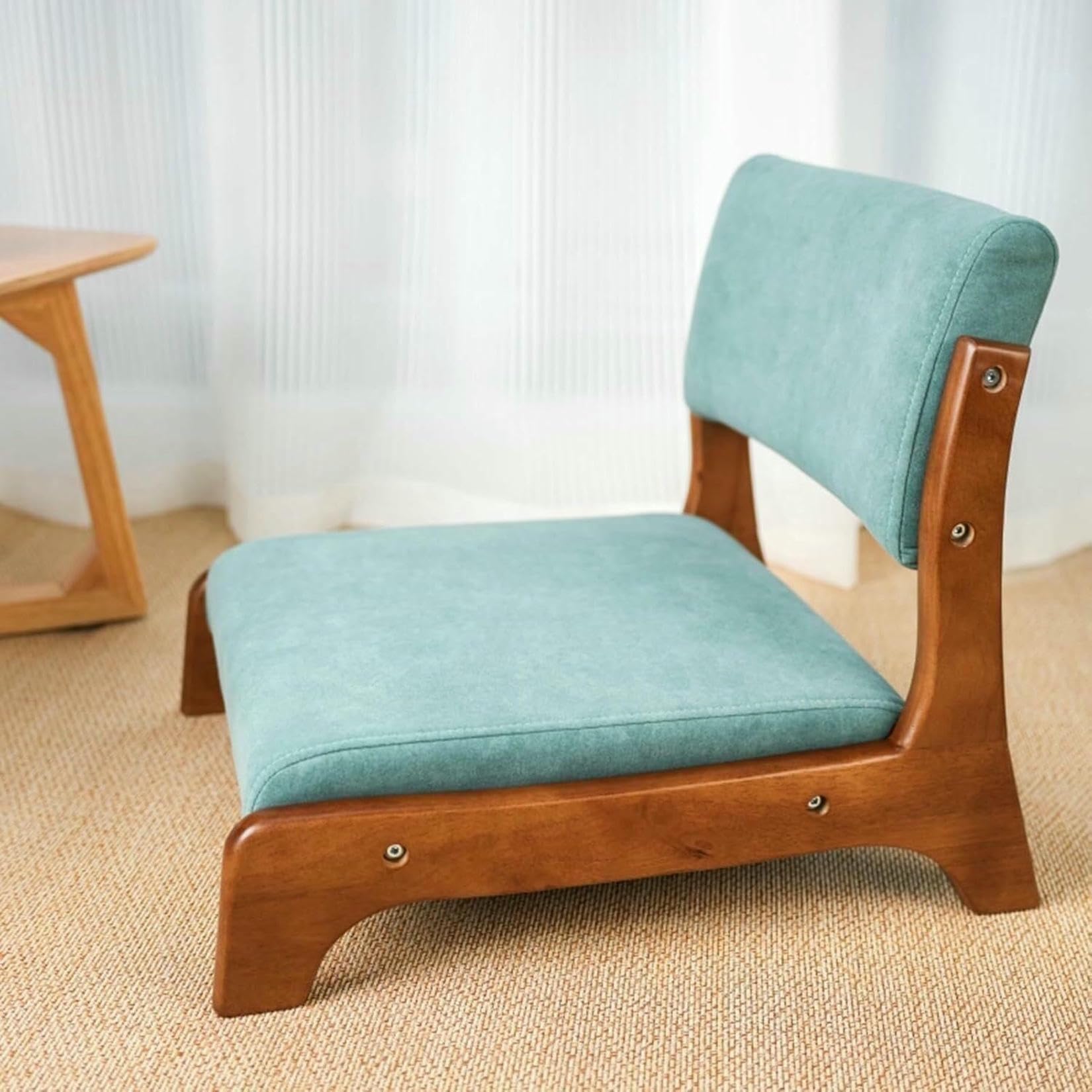 Chaise tatami en bois pour coin méditation et lecture près de la baie vitrée
