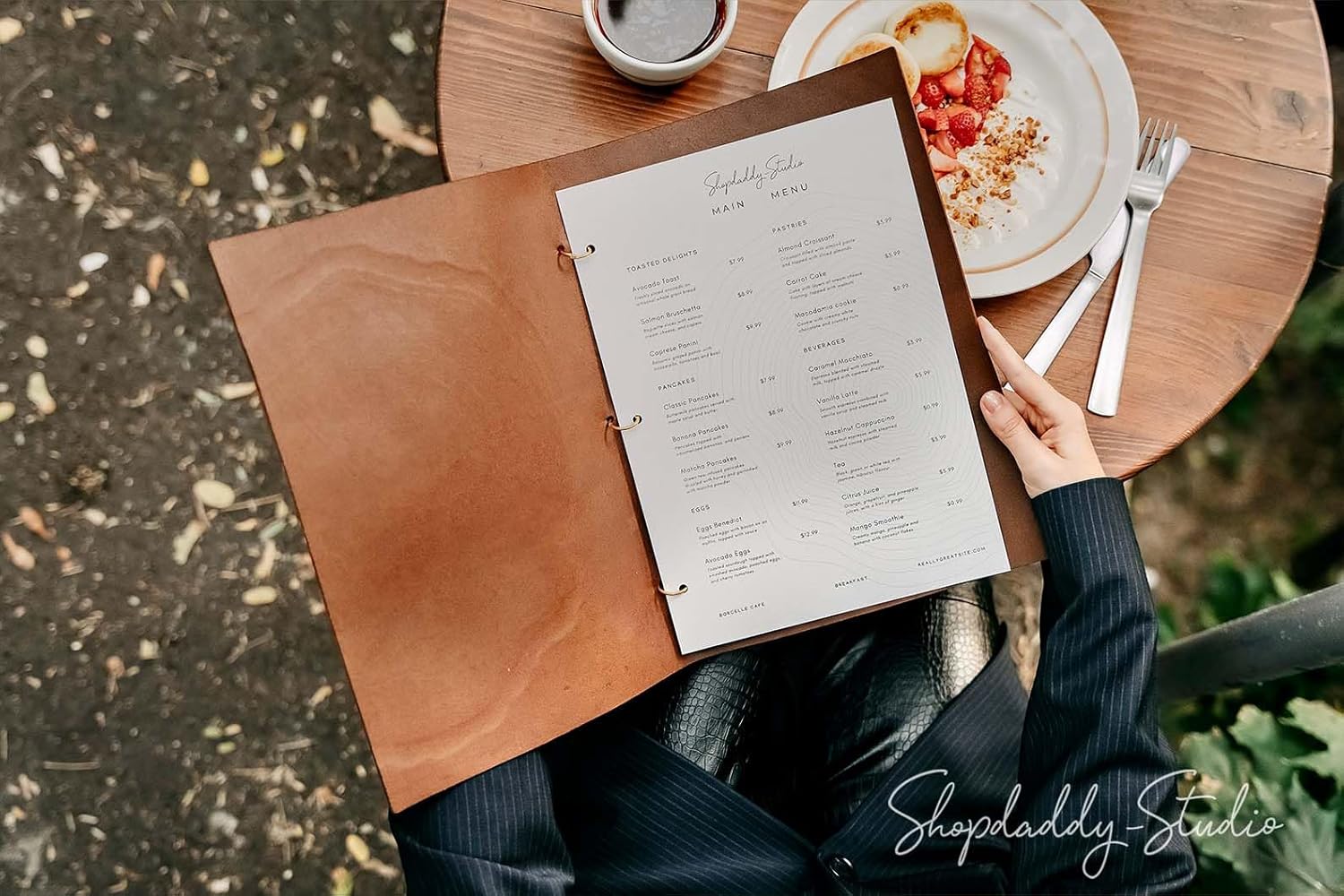 Custom Leather Menu Covers with Golden Binding Rings - Restaurant Menu Holder for Bars, Cafés & Hotels - Personalized Menu Folder for Drink, Cocktail & Wine Lists