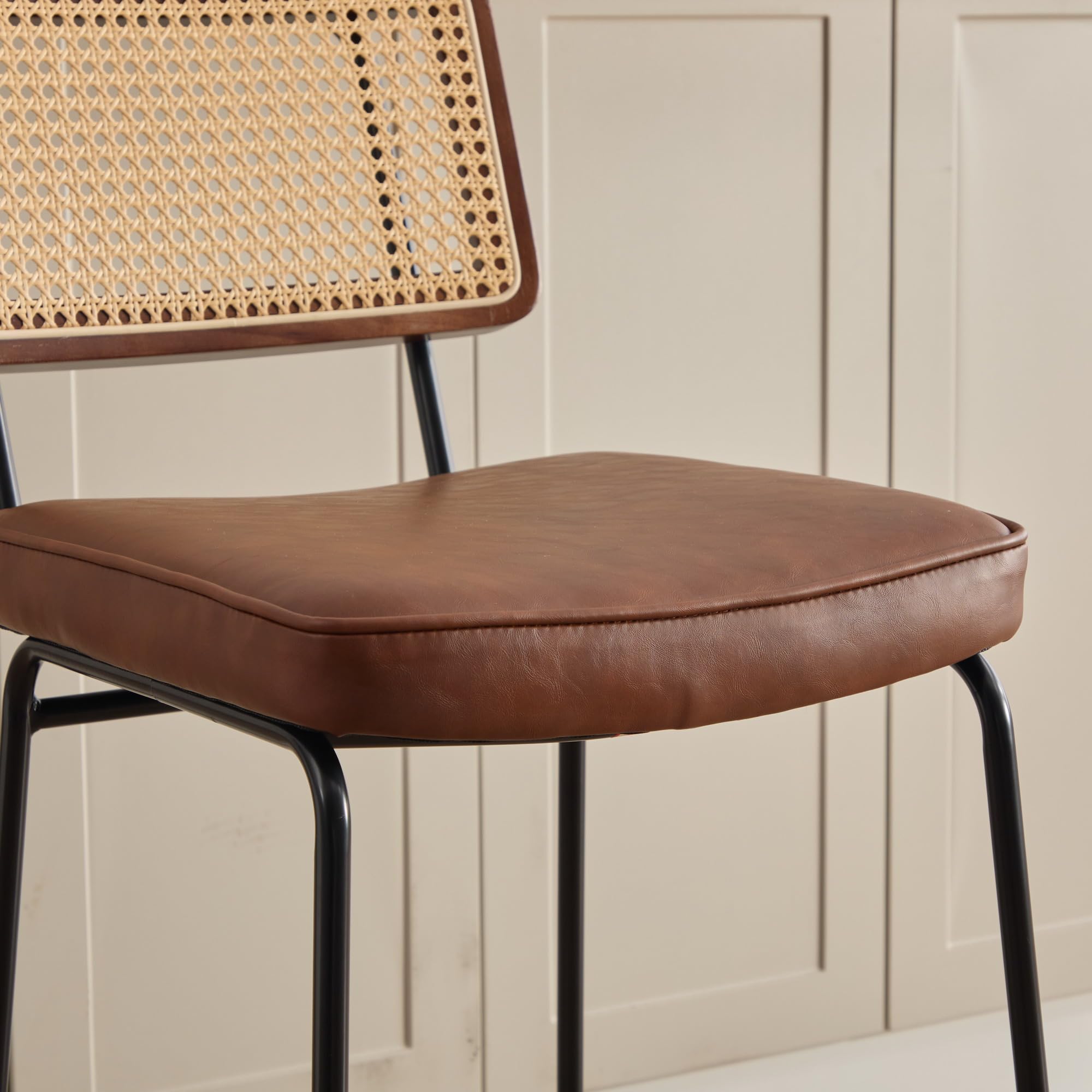 Moderno taburete de bar en diseño brillante, 2 sillas por paquete, acolchado de piel sintética en estilo vintage, diseño sin reposabrazos, respaldo con marco de madera y aspecto de ratán, patas de