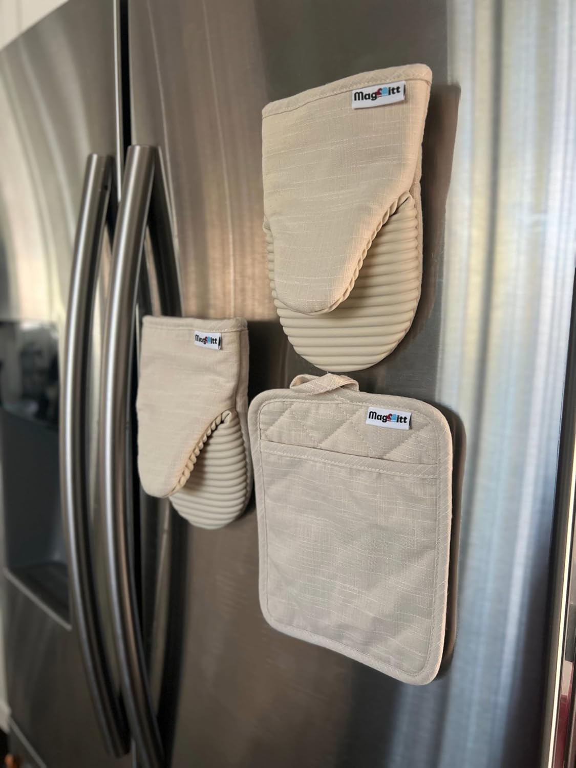 MagMitt Magnetic Oven Mitts and Pot Holder Set, 3 Piece Silicone Oven Mitts Heat Resistant to 500F, Hot Pad with Magnetic Storage, Premium Cotton, Non-Slip Kitchen Mitts & Oven Gloves, (Vanilla Cream)