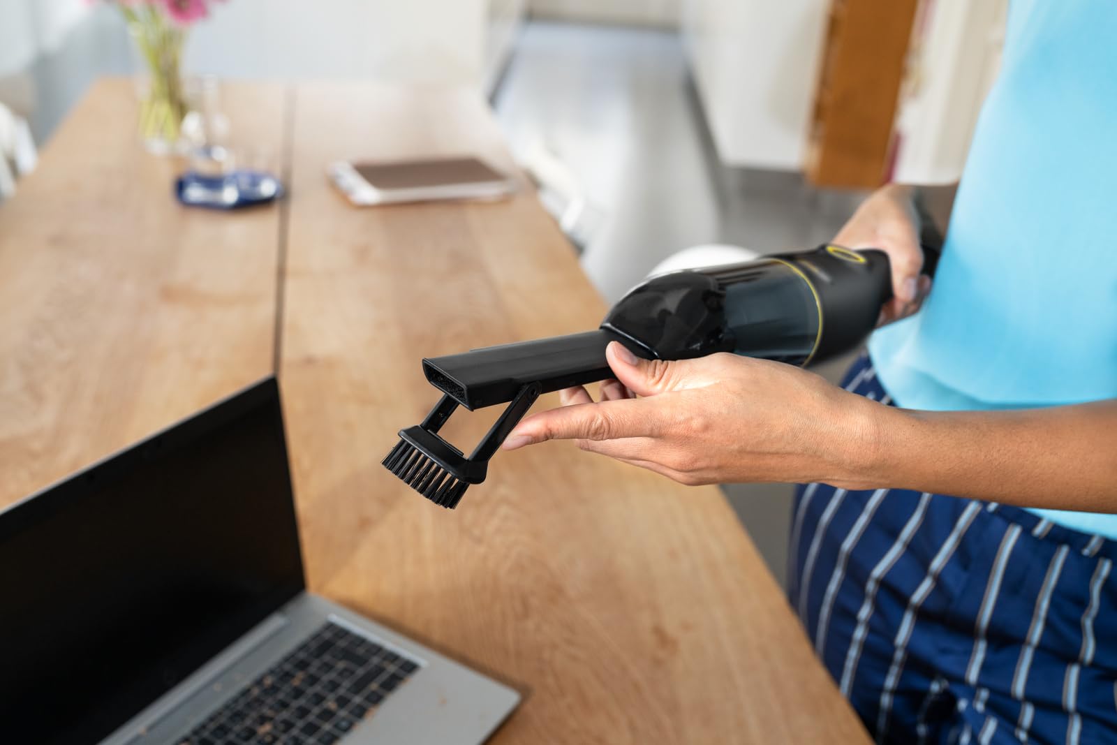 Kärcher Aspirateur à main sans fil CVH Anniversary Edition, aspirateur à main compact et léger pour une utilisation rapide avec 20 minutes d'autonomie, filtre HEPA, fonction de charge USB-C
