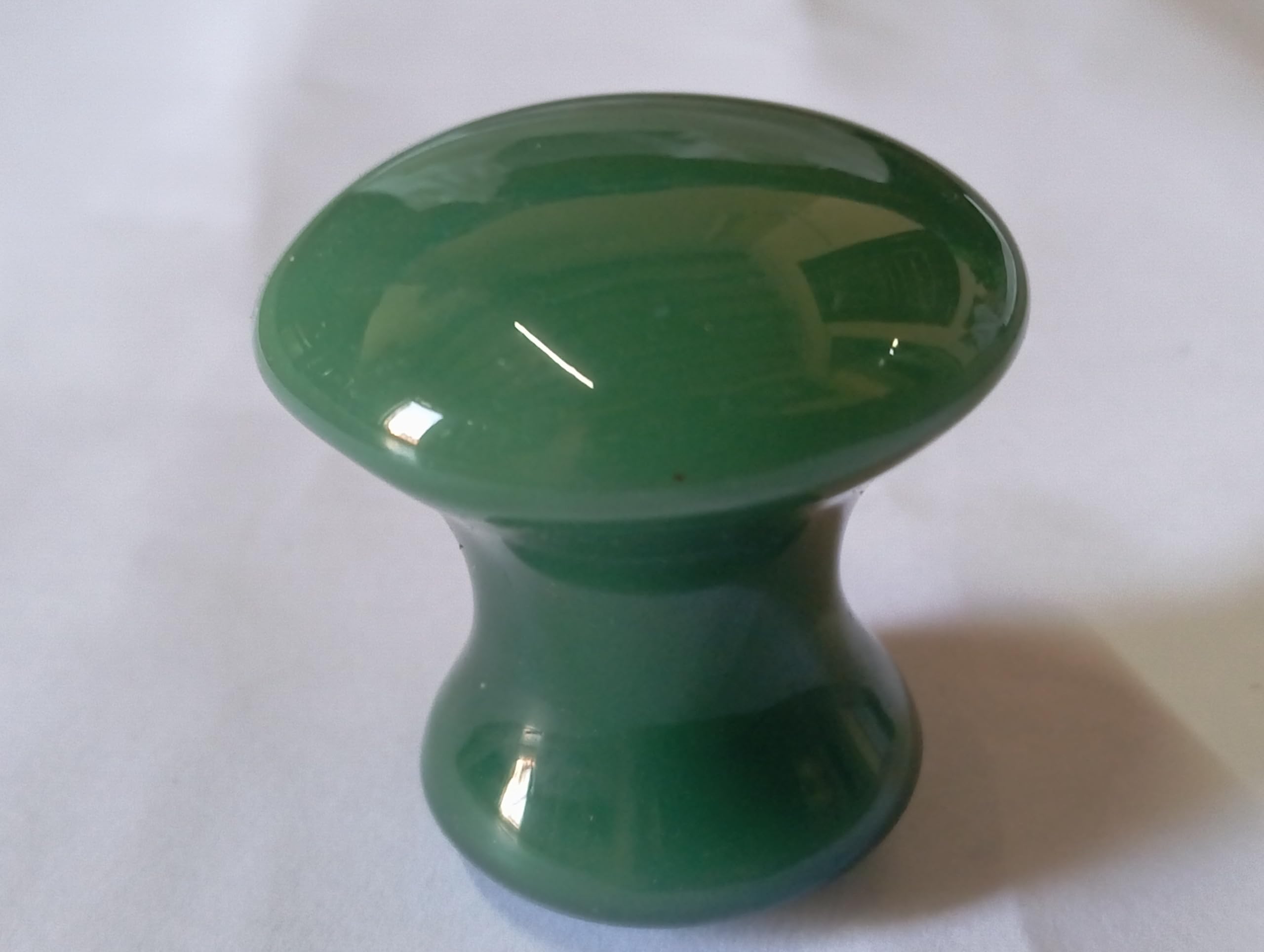 Beautiful crystal Green Jade Gua Sha Stone Handcrafted Natural Himalayan Healing Stone Gua Sha Mushroom Shape Face Massage Tool for Stress Relief and Anti-Aging Scraping Facial Massager- Green