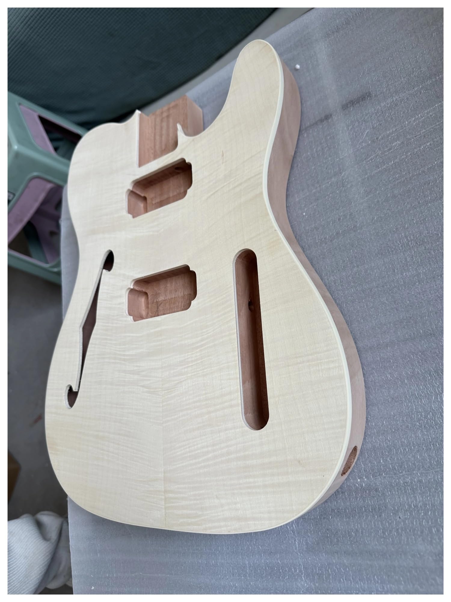 Cuerpo de guitarra de caoba TL de madera de una pieza sin terminar, agujero F HH, barril de guitarra eléctrica, chapa de arce flameado, pieza artesanal, tacón de 5,6 cm
