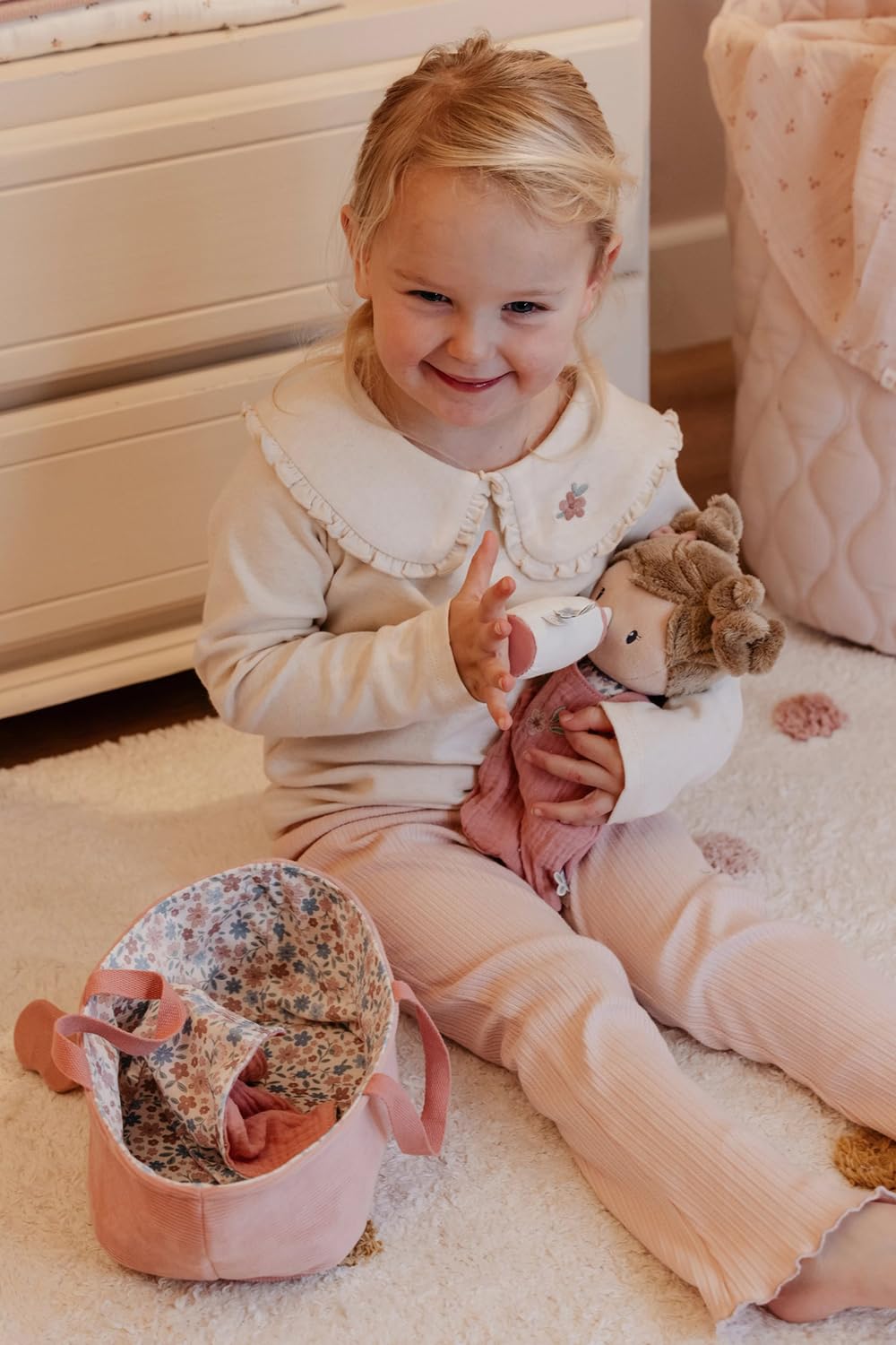 Little Dutch Stoffpuppe Babypuppe Rosa im Tragekorb - mit magnetischem Schnuller und Trinkflasche - inklusive viel Zubehör - für Mädchen ab 12 Monate