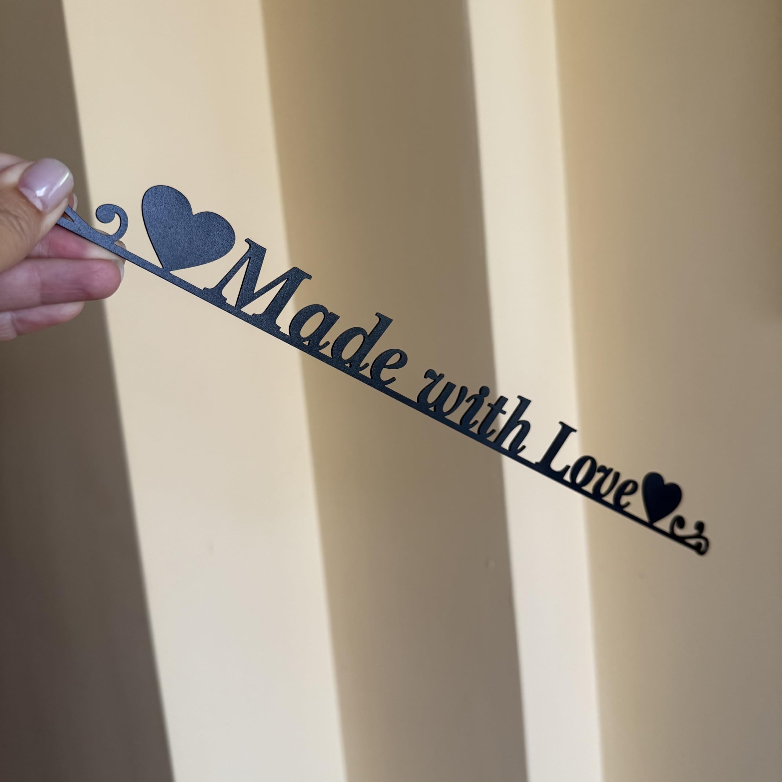 Letrero de cocina personalizado – Hecho con cariño – Regalo para mamá o abuela – Decoración de cocina para amantes de la cocina – Nombre en metal cortado a láser – Cartel colgante personalizado