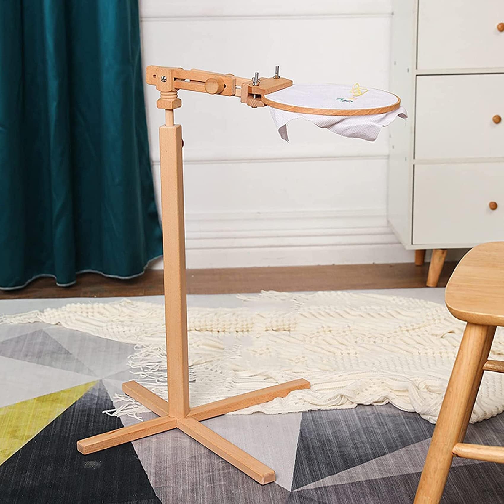 Este Soporte de Madera Ajustable para Bordar, Ideal para Trabajos de Punto de Cruz y Otras labores de Aguja.