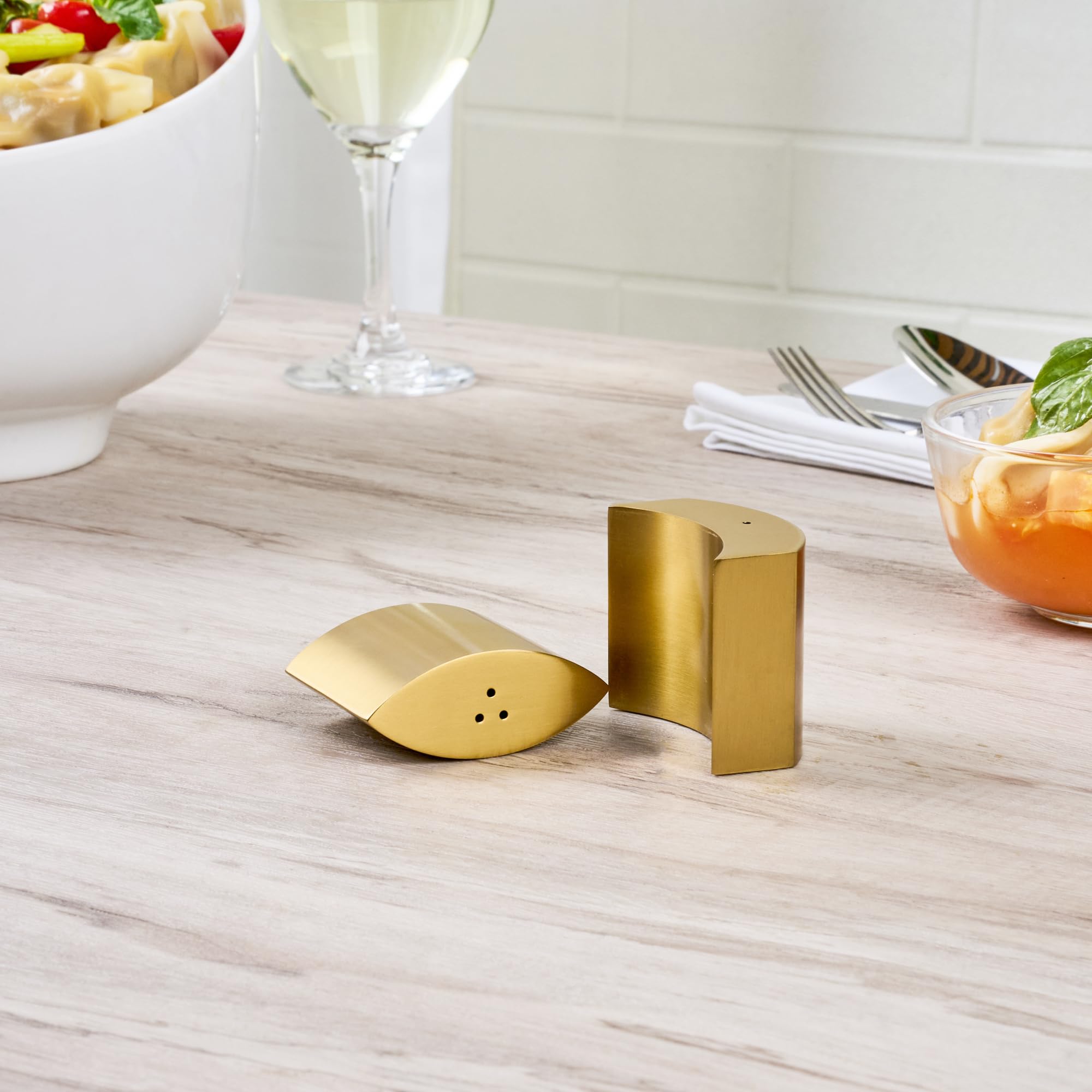 Restaurantware -RW Base - Juego de salero y pimentero de 2 onzas, 1 juego de sal y pimentero duradero, apto para lavavajillas, recargable, kit de sal y pimienta de acero dorado para restaurantes o