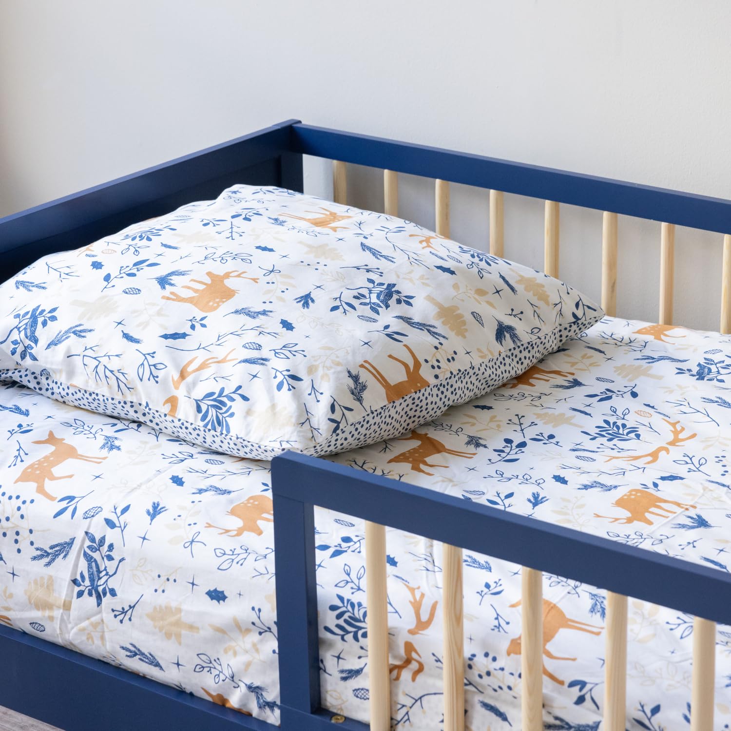 Happy Garden Cama Infantil Adam, tamaño 190x90cm, con somier Estructura de Madera Azul Oscuro, fácil de Montar Una excelente opción para Crear un Dormitorio Infantil Alegre y Acogedor.