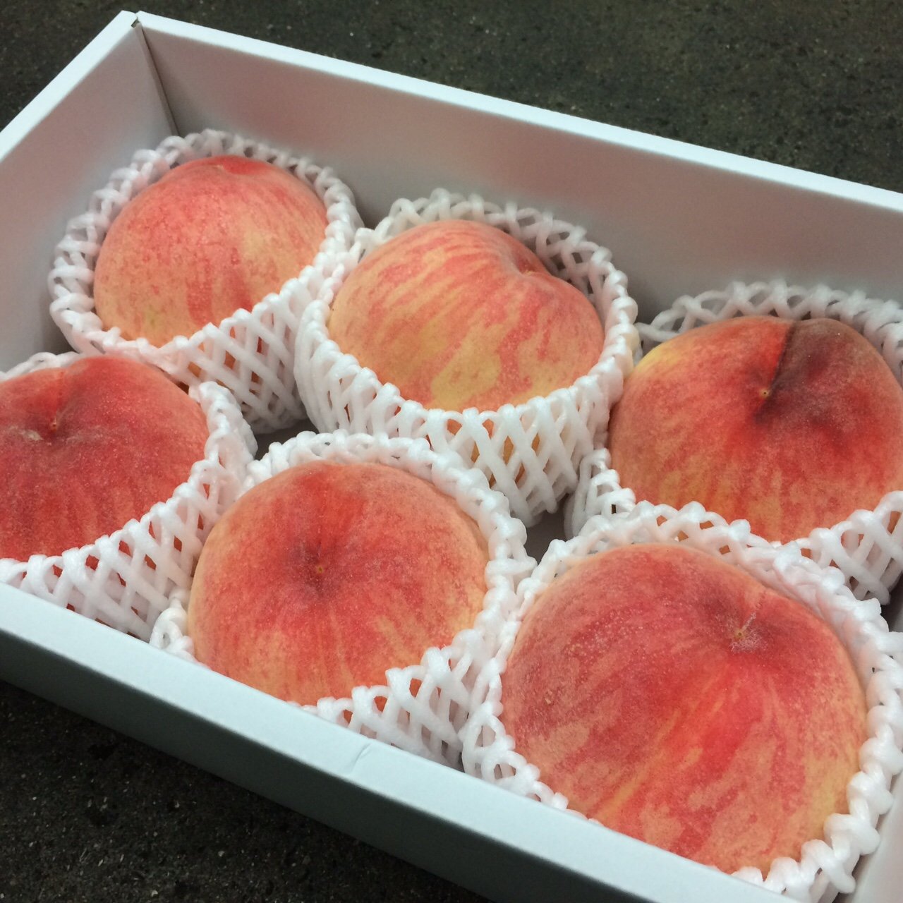 Amazon.co.jp: 福島県産 桃 ミスピーチ あかつき 白桃 2kg 化粧箱 ご