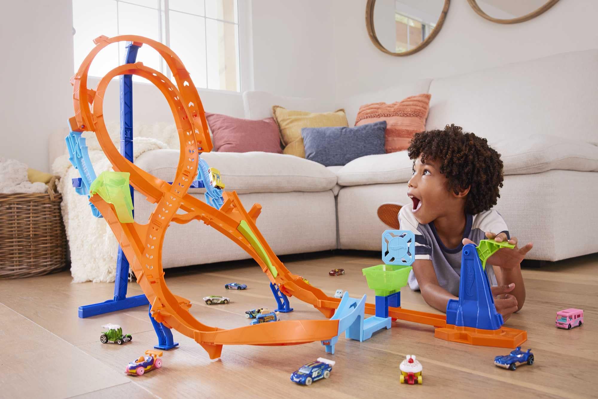 Hot Wheels Coffret Cascade Grand Huit (60Cm Hauteur) Courses Et Cascades, avec 2 Pistes, 1 Voiture Pliable, Jouet Enfant, Dès 4 Ans, HMB15