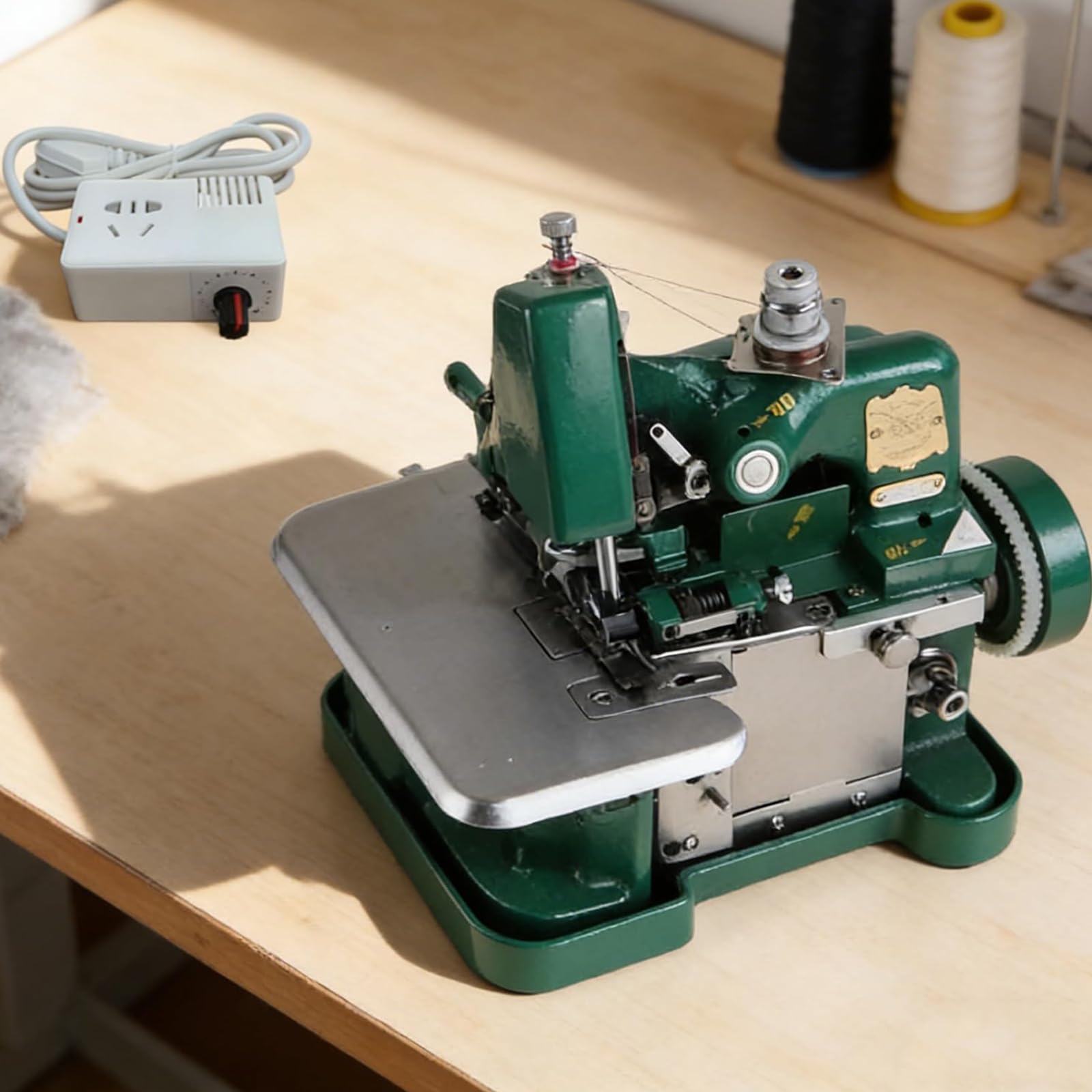 Overlock Serger Machine 3000 SPM High Speed 3-nitkowy overlocker, regulowana szerokość ściegu 3,0-5,0 mm, wytrzymała metalowa rama do grubych tkanin
