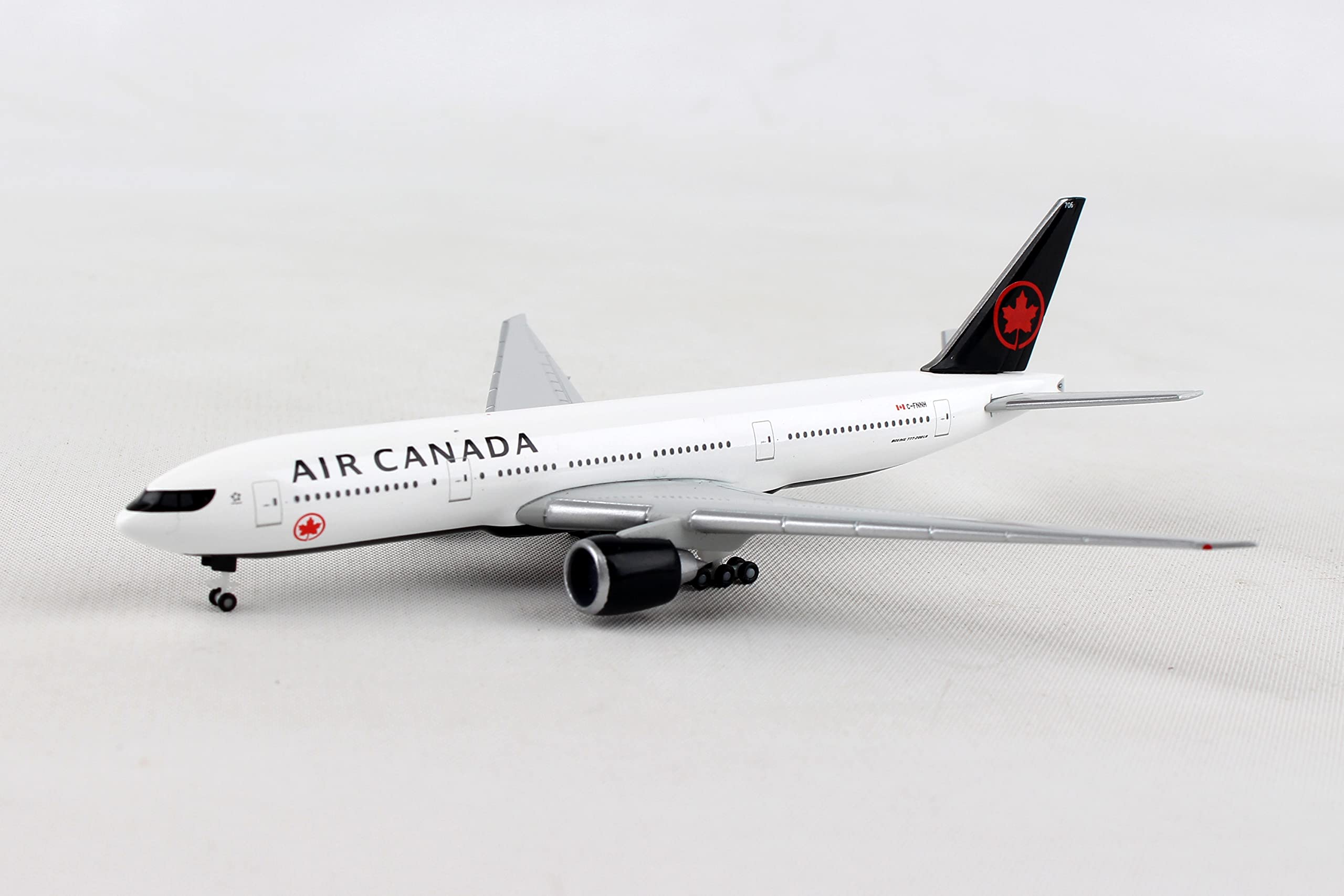 Amazon.com: DARON Herpa Wings 531801 Air Canada Boeing 777-200LR 1