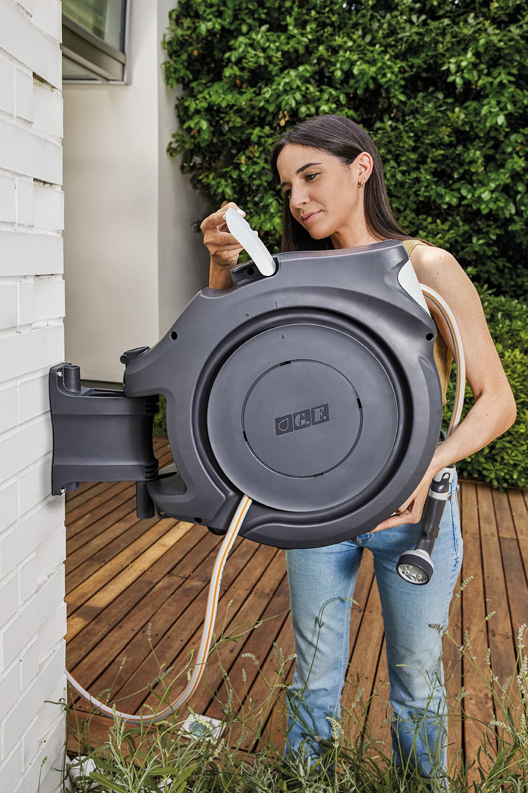 G.F. SRL, REWALL Globo Avvolgitubo Automatico a Parete per l'Irrigazione del Giardino, con 30 Metri di Tubo, Orientabile 180°, con Pistola Irrigazione 8 getti, Prodotto nel Regno Unito, Grigio Scuro