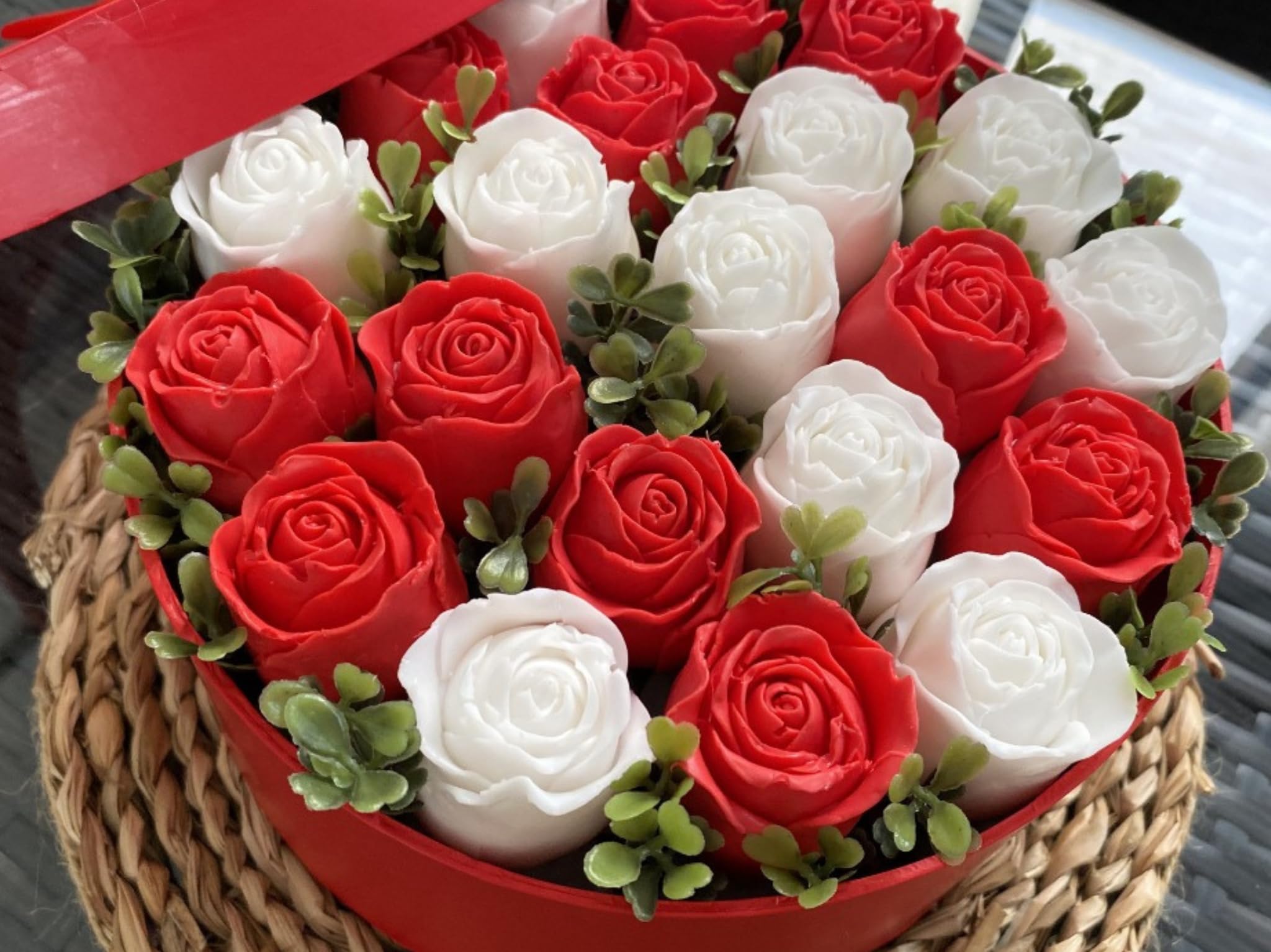 21 Rosas de Jabón de Glicerina en Caja Redonda Roja – Arreglo Floral Artesanal para Regalos Románticos y Decorativos