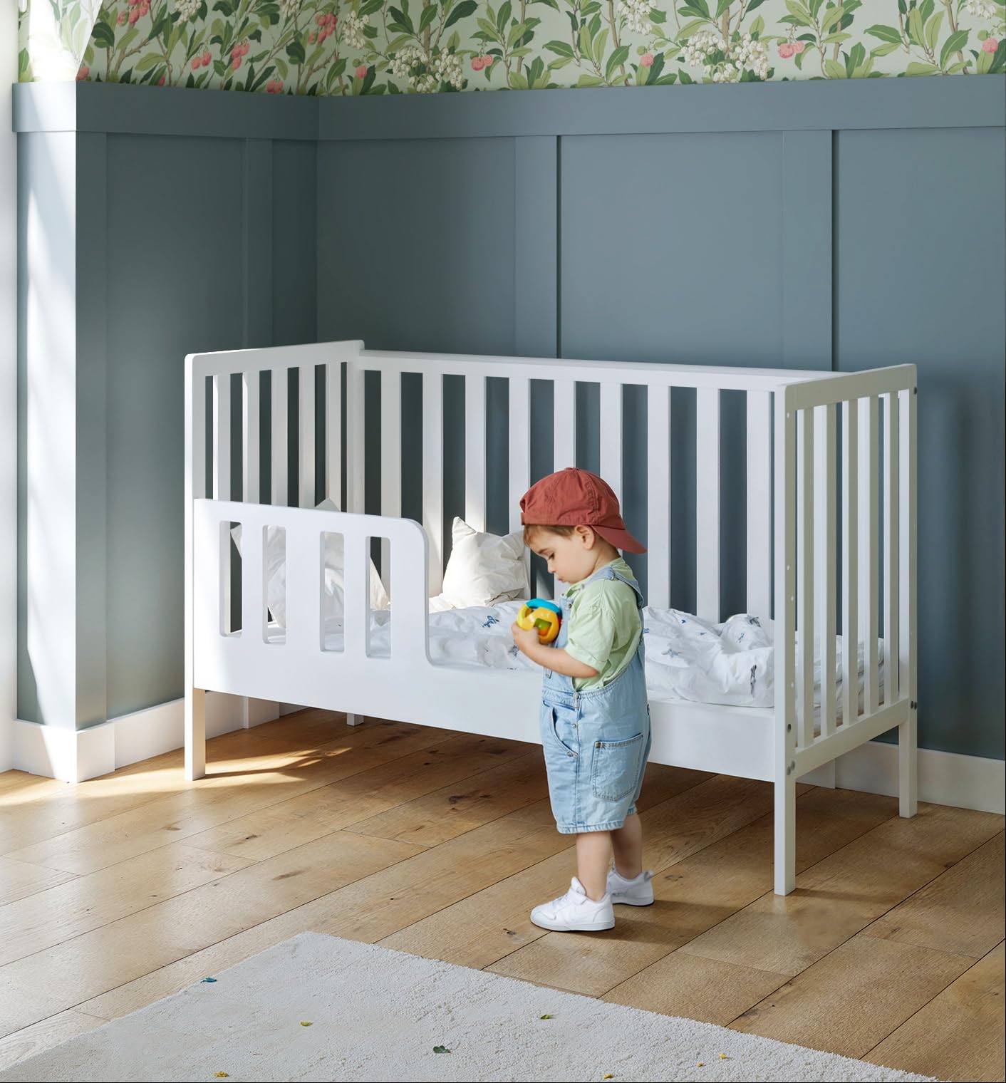 zee Bambi Cuna Bebe 120x60 cm 2 en 1 Blanca Cuna Convertible en Cama Junior con Barrotes Barrera de Seguridad Somier Regulable 3 Alturas Protector Mordedor Madera Maciza