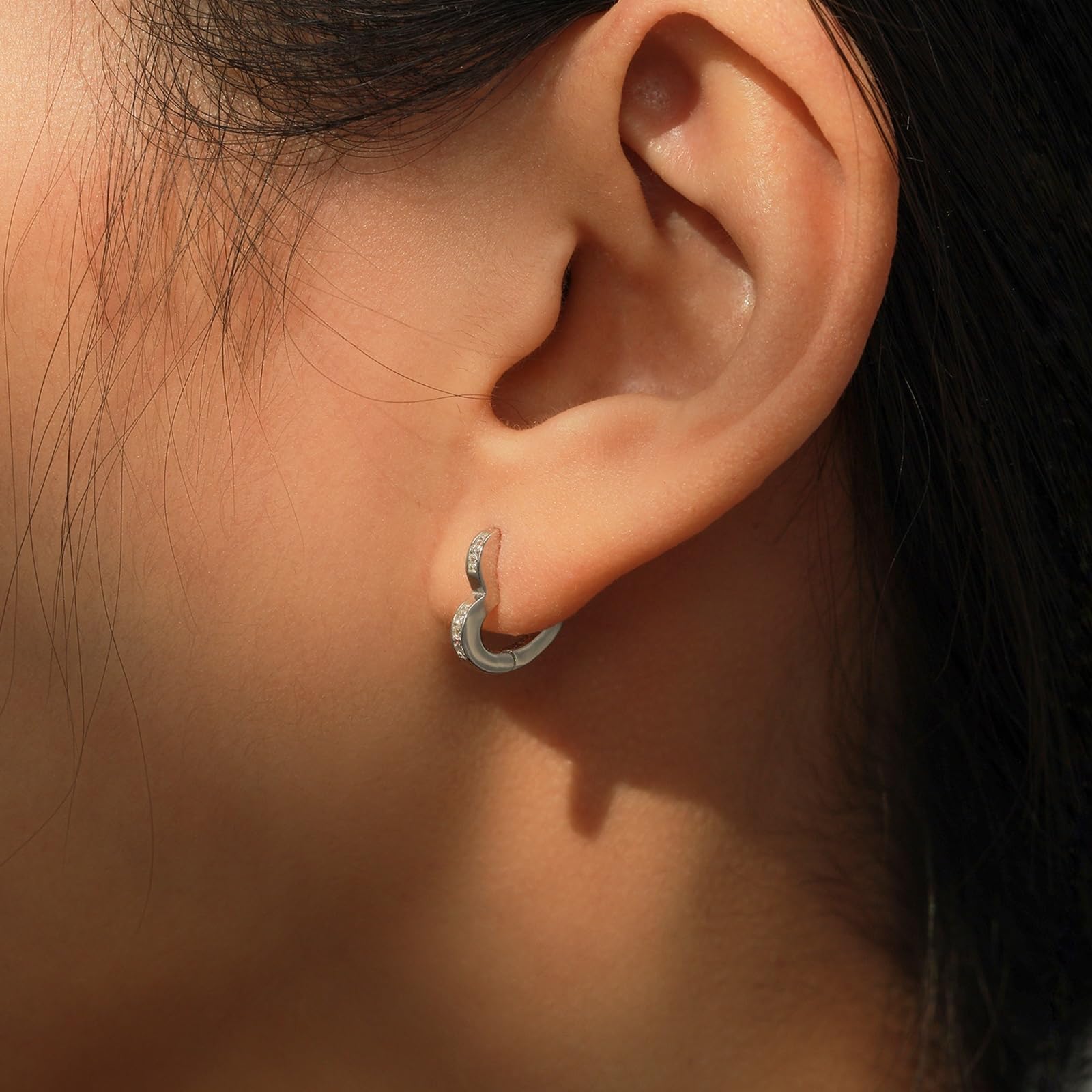 Pendientes elegantes de oro blanco de 18 quilates para mujer, moissanita blanca, aretes de aro pequeños de oro real de 18 quilates para mujer, forma de corazón