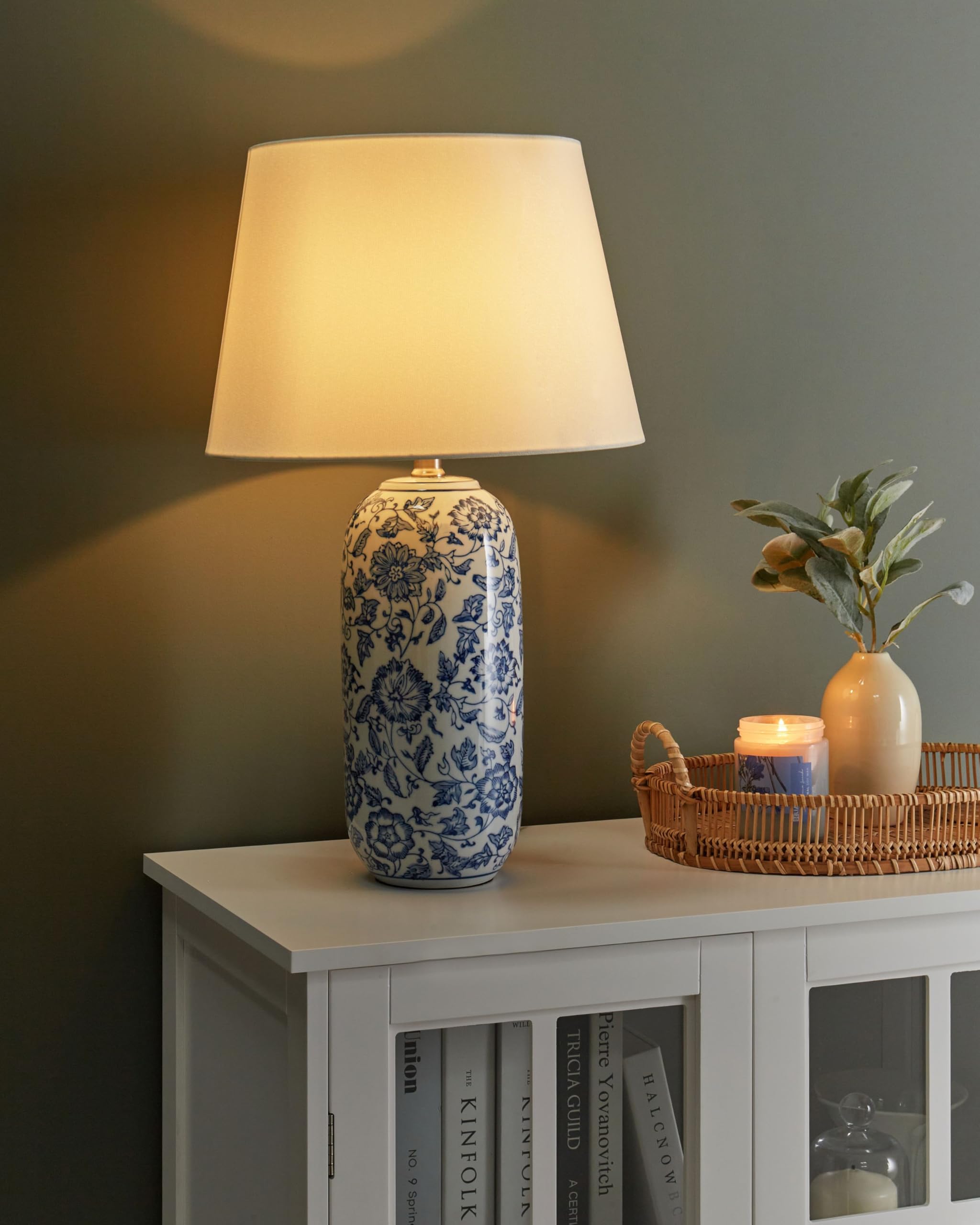 Beliani Stilvolle Tischlampe mit Porzellansockel und Blumenmuster Leichter Leinenschirm Wohnzimmer Schlafzimmerbeleuchtung Blau und Weiß Aibonito