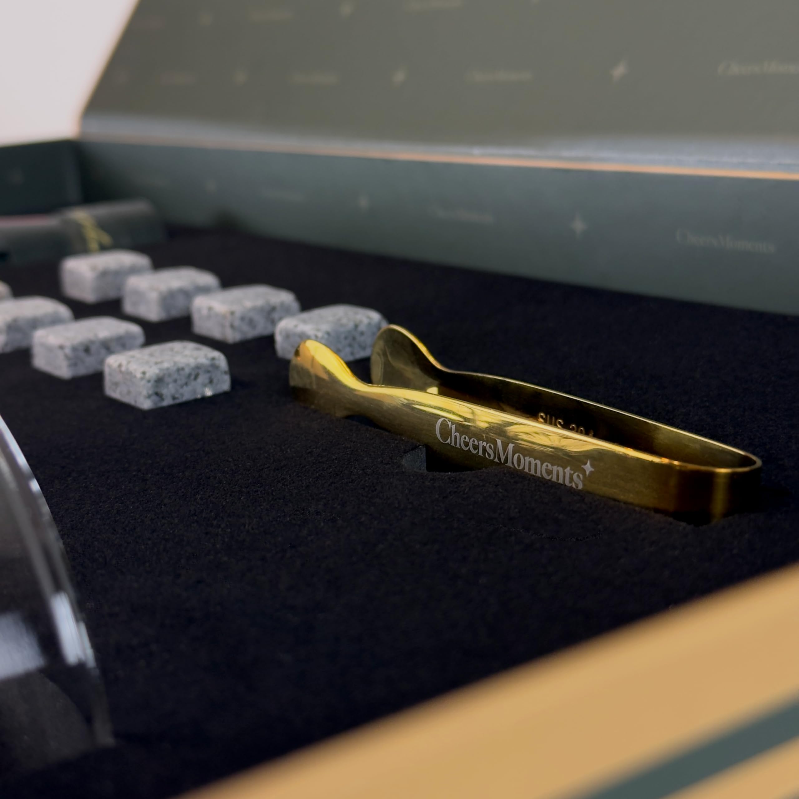 Whisky Geschenkset für Männer mit Glenfiddich 12 – Premium Geschenkbox mit 2 Whiskygläsern, Kühlsteinen, Eiszange & handgeschriebener Grußkarte – Geschenk für Vater, Freund, Ehemann & Geburtstag