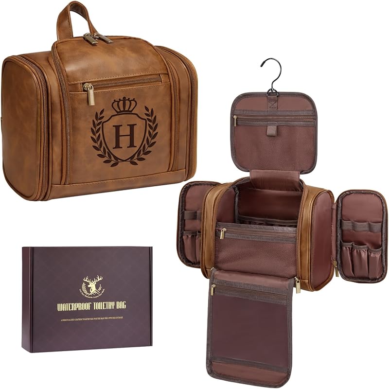 Necessaire masculina Aganmi em poliuretano com monograma, modelo H, cor Tawny, com gancho e zíper
