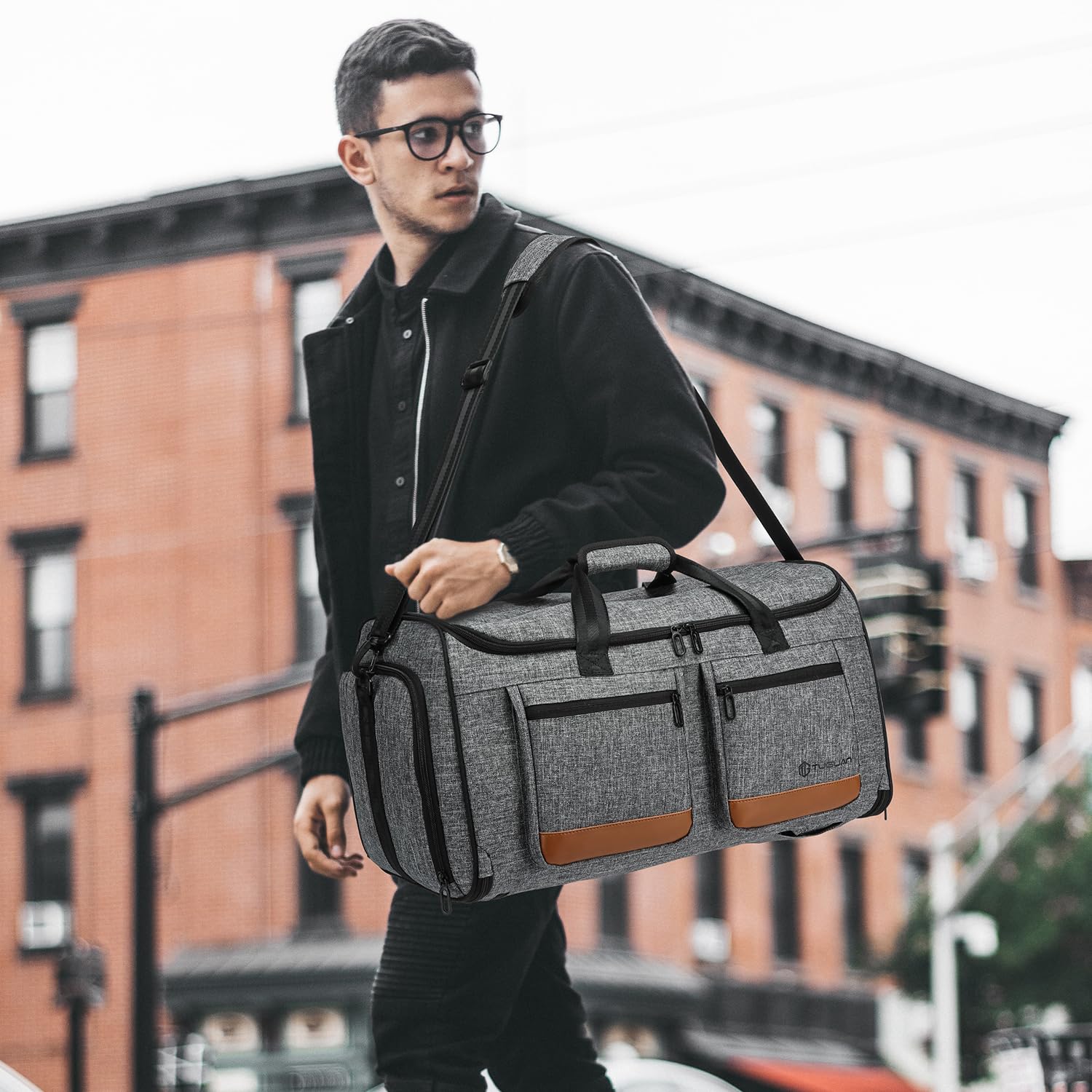 TUGUAN Sac à Vêtements de Voyage Convertible 3 en 1 Housse Costume pour Voyage d'affaires avec Sangles de Sac à Dos et Compartiment pour Chaussures (Gris + Marron)