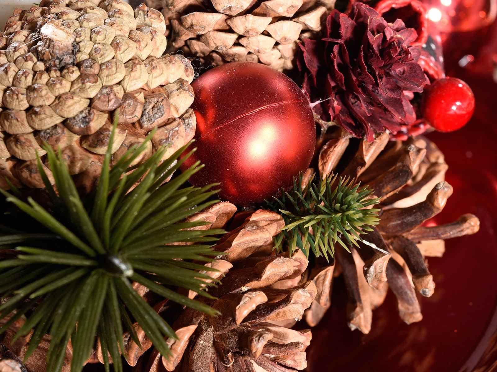 Gruppo Maruccia - Centro de mesa navideño de guirnalda - Con piñas y bayas - Juego de 2 piezas de 18 x 8,5 cm - Portavelas de cristal decorativo