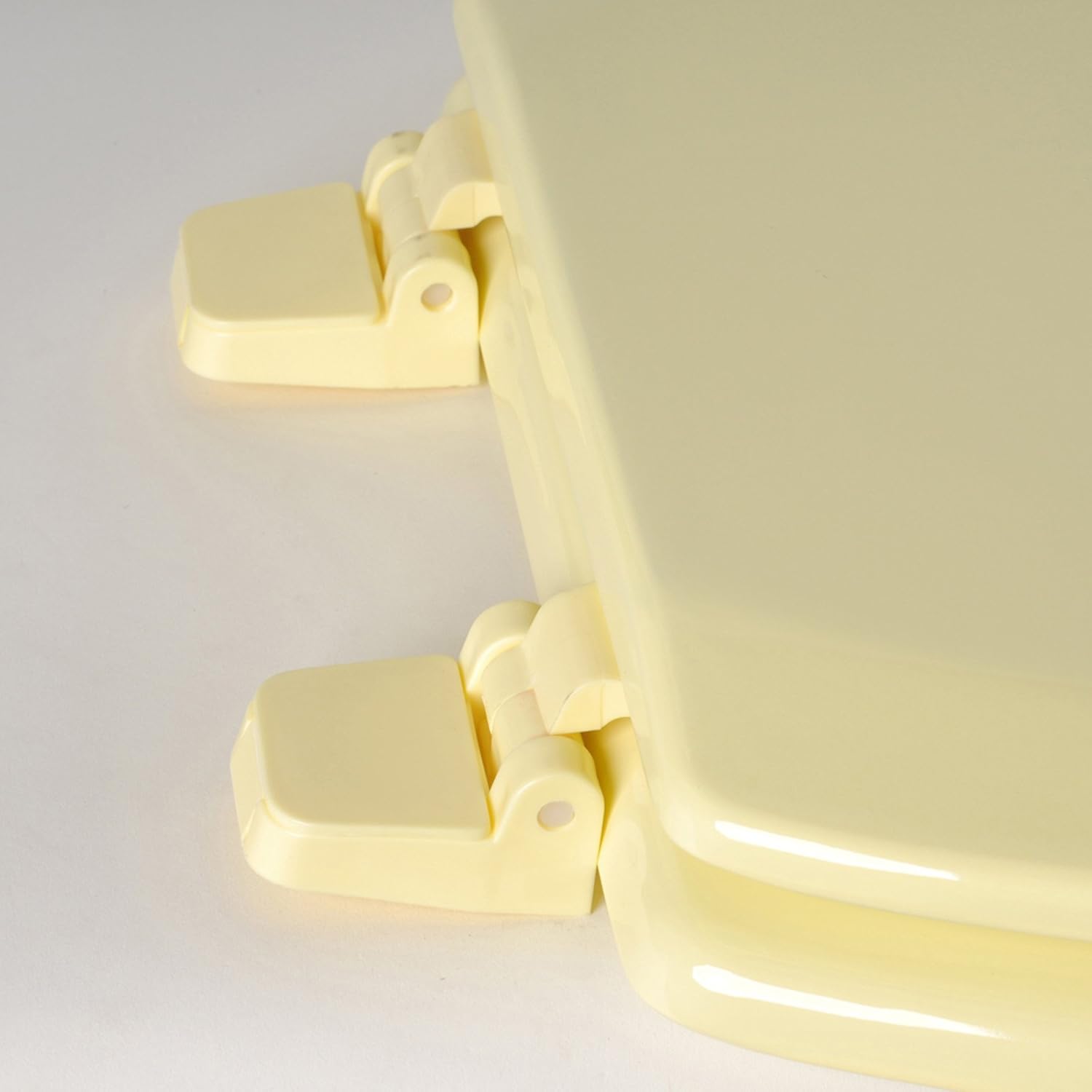 C3B4R250 Deluxe Molded Wood Round Closed Front with Cover