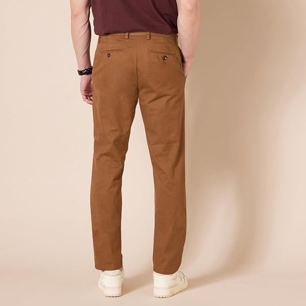 Amazon Essentials Uomo Pantaloni Chino Aderenti con Parte Piatta sul Davanti Resistenti alle Pieghe 34W / 30L Kaki Scuro - 2