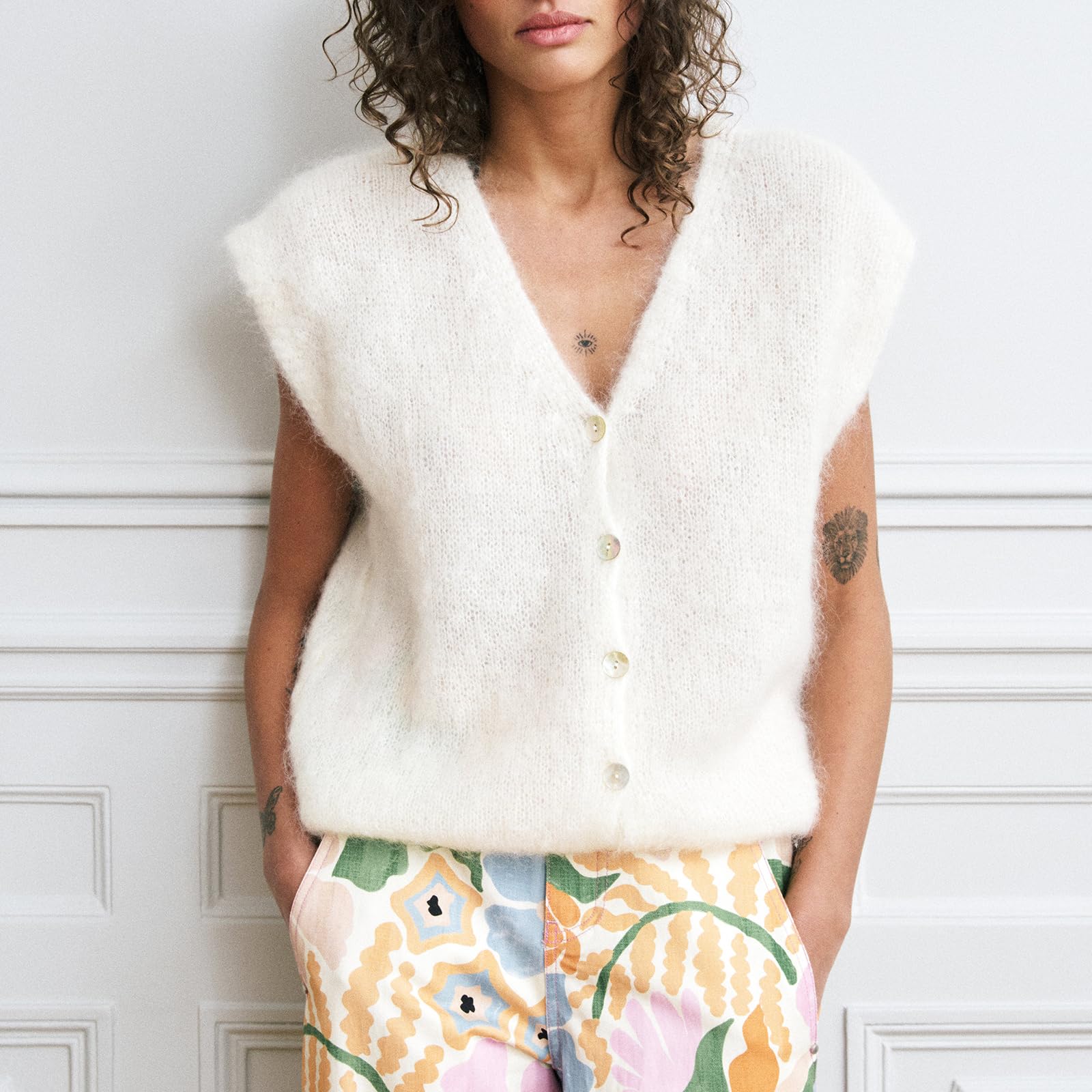 Gilet en tricot pour femme avec col en V boutonné sans manches en tricot court ouvert sur le devant