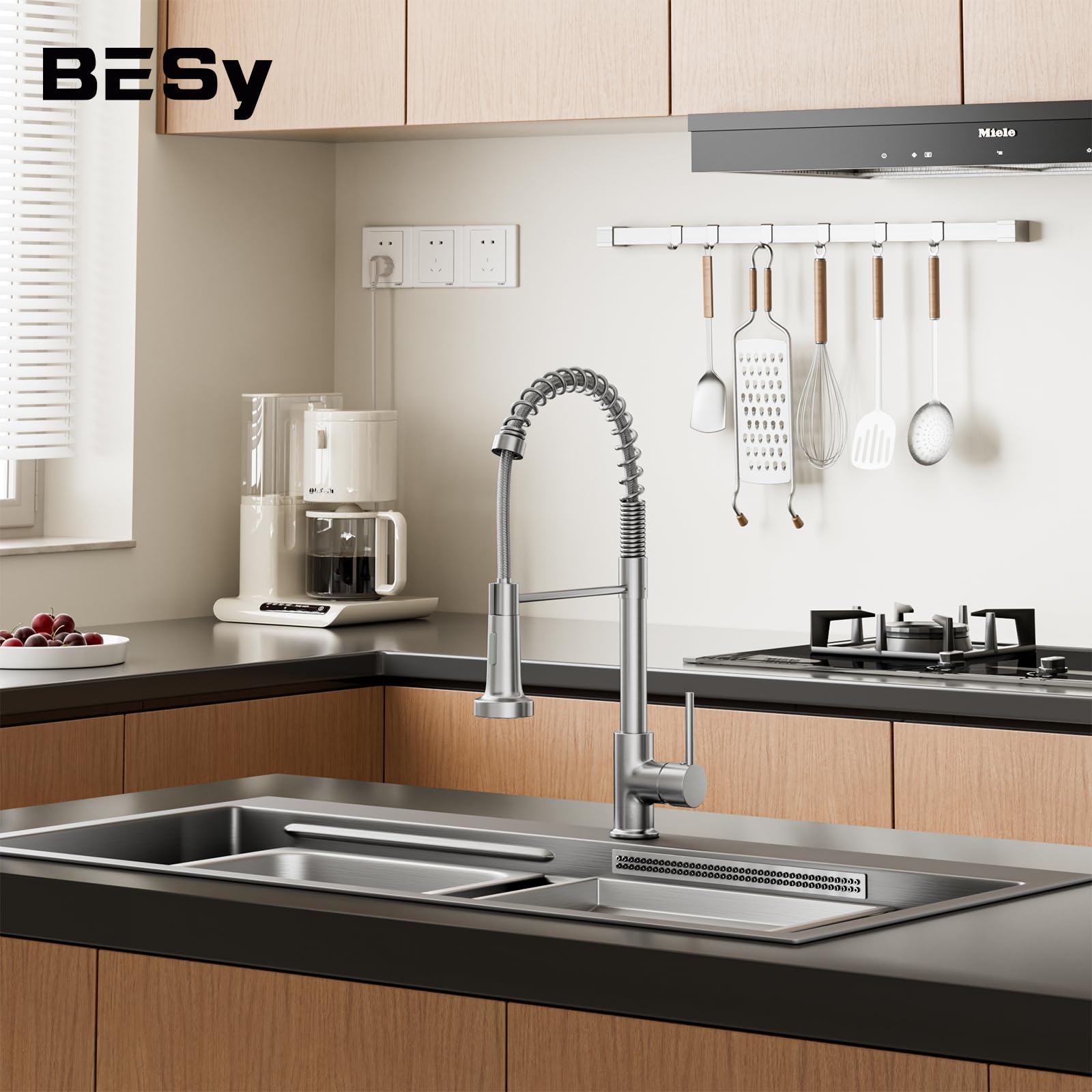 BESy Robinet de Cuisine avec Douchette Extractible, Pulvérisateur Escamotable à 2 Modes de Pulvérisation, Mitigeur Évier Monocommande 360° Pivotant à Arc Élevé, Nickel Brossé
