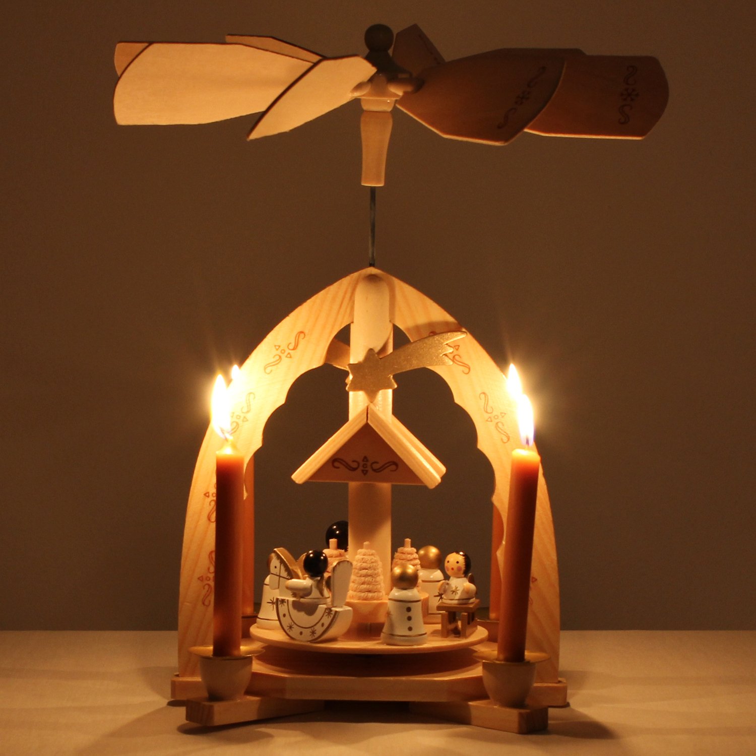 BRUBAKER Weihnachtspyramide aus Holz - Engel - 30 cm Hoch