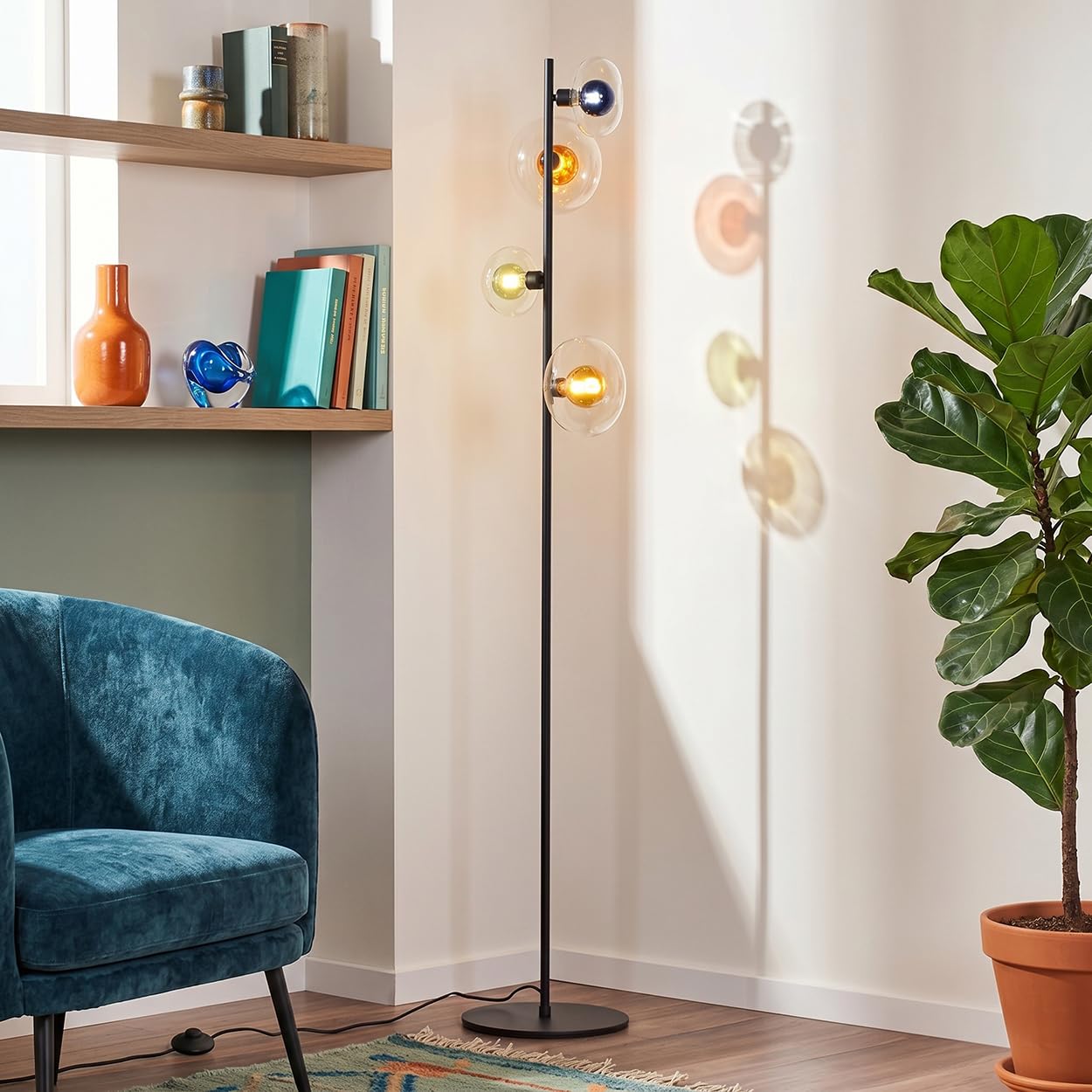 HOFSTEIN Stehleuchte Monsul, moderne Stehleuchte aus Metall/Glas in Schwarz/Bernstein/Grün/Blau/Klar, Leuchte im Retro/Vintage-Design, Schirme Ø 18 cm, Fußschalter, 4 x G9, Wohnzimmer, Schlafzimmer