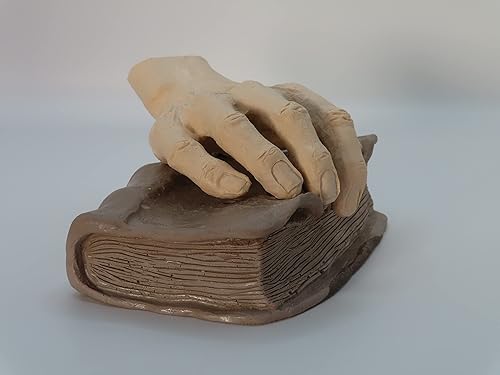 Mano sobre libro viejo marron (Marron claro y marron oscuro)