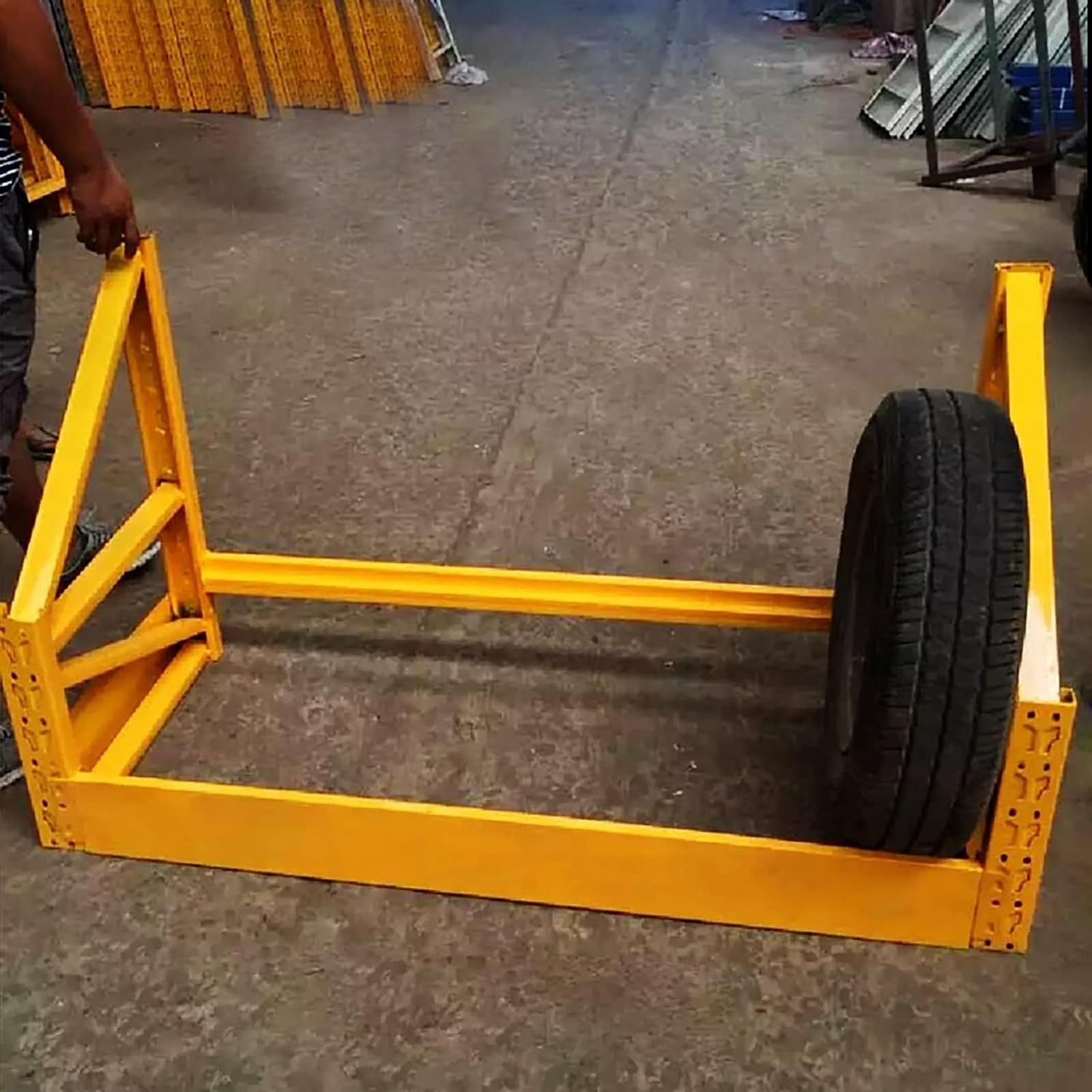 Generico Porta Pneumatici Regolabile da Parete, Organizer in Metallo per Pneumatici/Cerchi, Ideale per Garage, Magazzini, Appartamenti e Negozi - Giallo, 1 ripiano, 150x55x80 cm