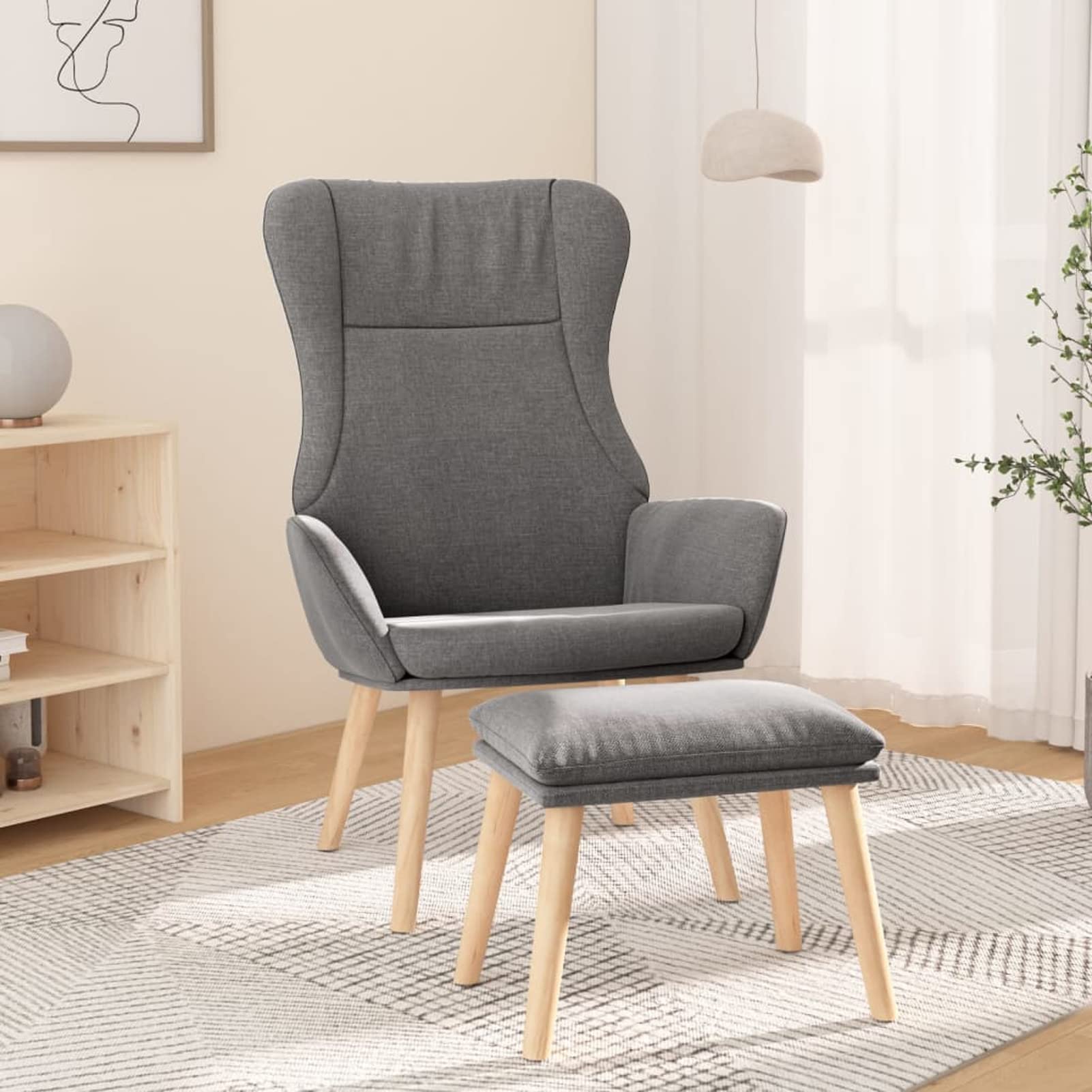 Chaises d'extérieur gris clair en tissu pour moments de détente sur la terrasse